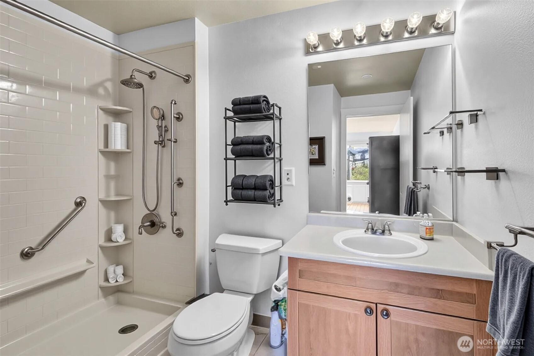 SEATTLE, Washington, 98119, United States, 3 Bedrooms Bedrooms, ,2 BathroomsBathrooms,Residential,For Sale,1762167