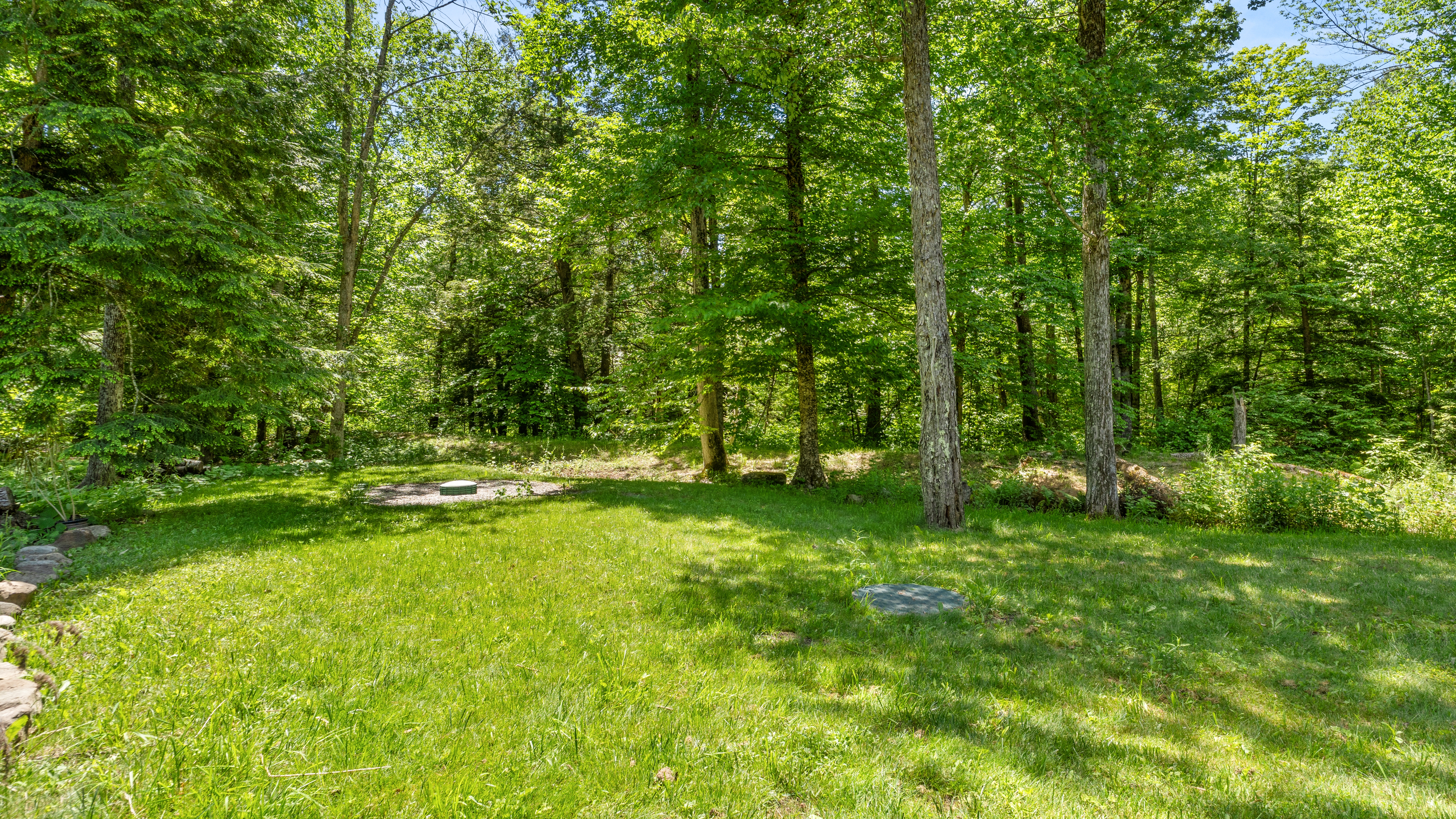  Wooded Privacy in Beautiful Lake Community - 物件實景