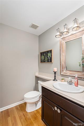 Wixom, Michigan, 48393, United States, 5 Bedrooms Bedrooms, ,4 BathroomsBathrooms,Residential,For Sale,1930783