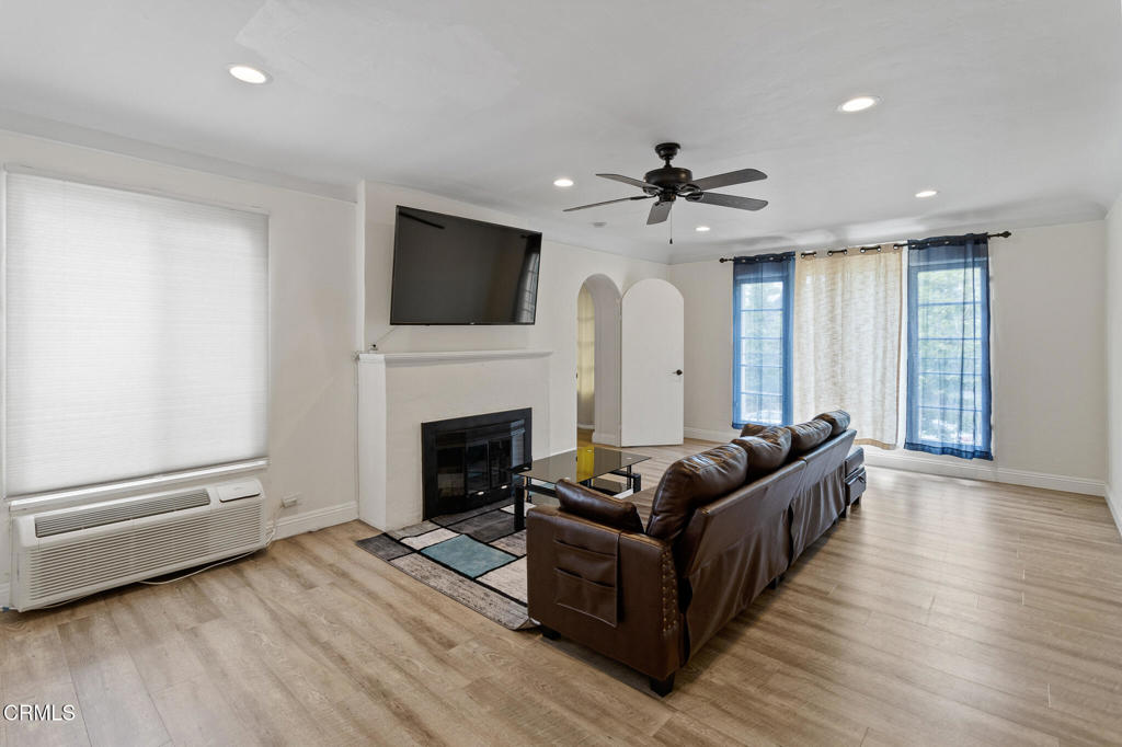 Los Angeles, California, 90035, United States, ,Residential,For Sale,1691195