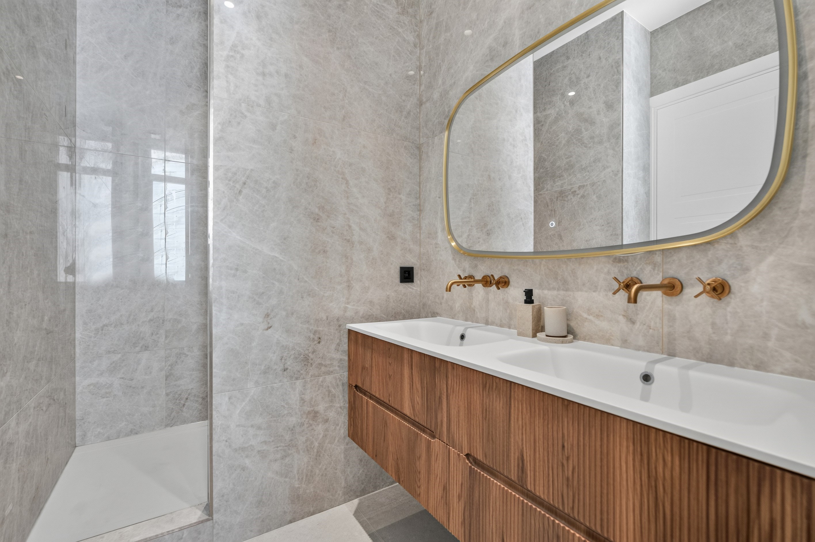  Renovated 96 sqm apartment with two suites near the Palais des Festivals in Can… - 物件實景