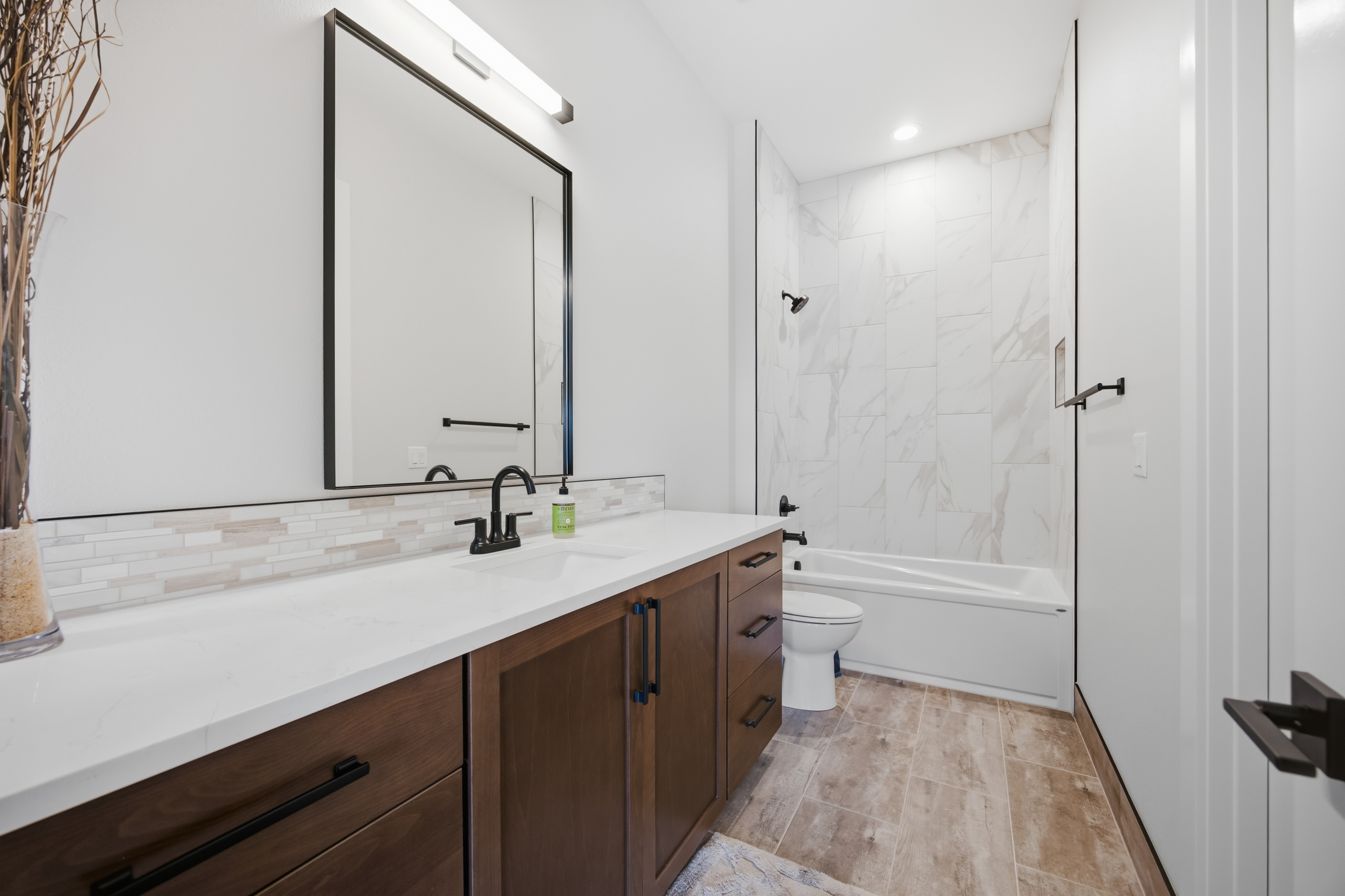  Discover This Stunning Resale Prodigy Homes Aria Basement Model - 物件實景
