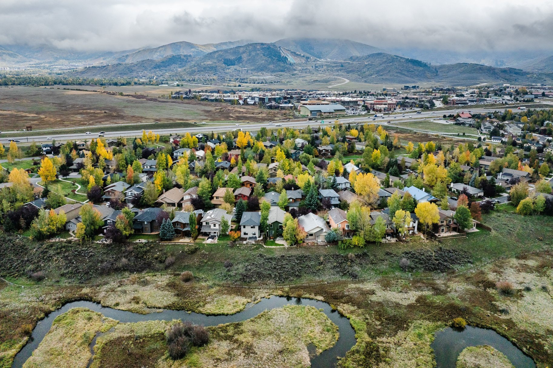  Rare Creekside Retreat  Privacy, Mountain Living & Unbeatable Convenience - 物件實景