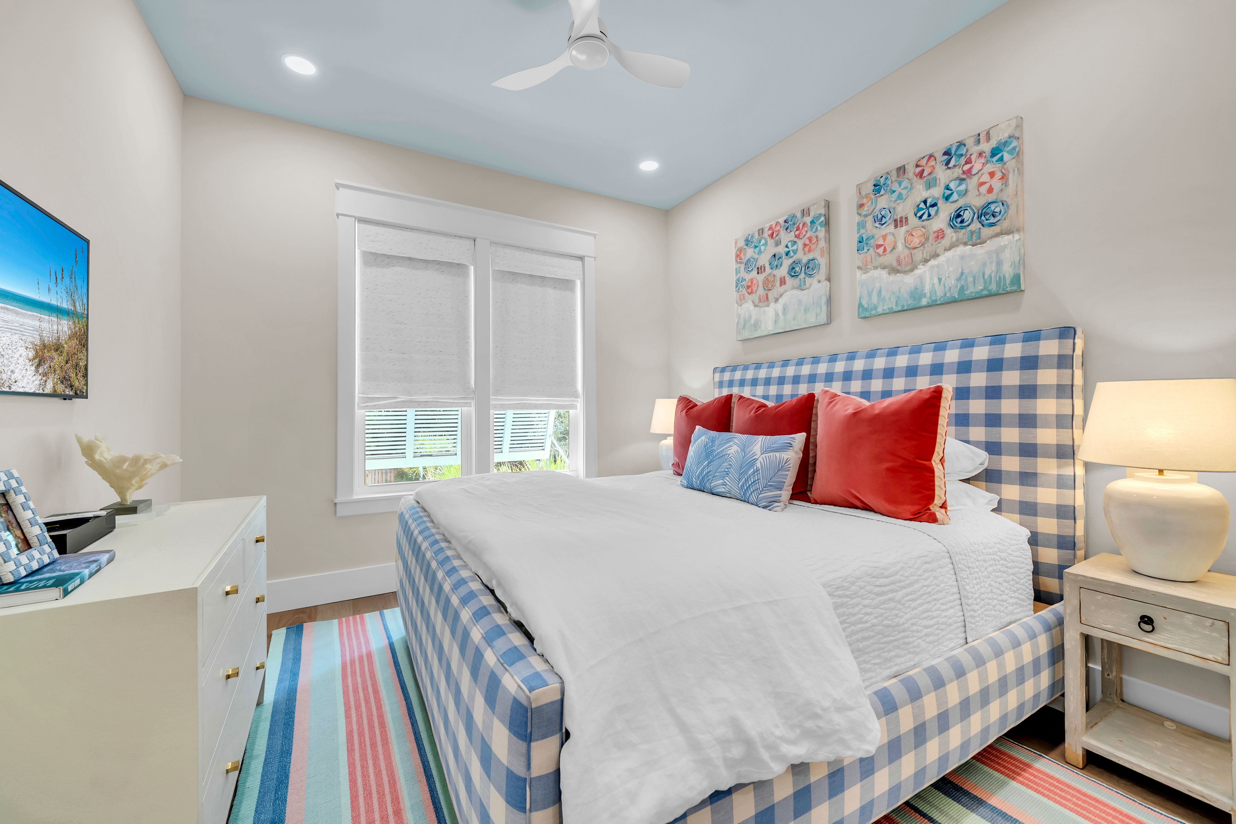  Custom Coastal Home With Private Pool And Expansive Outdoor Living - 物件實景