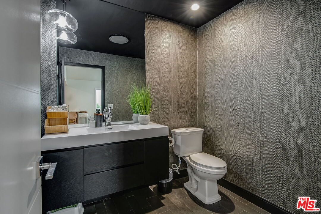 Los Angeles, California, 90068, United States, 6 Bedrooms Bedrooms, ,7 BathroomsBathrooms,Residential,For Sale,1840011