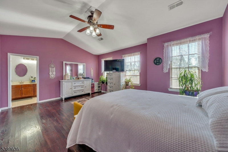 Belleville Twp., New Jersey, 07109, United States, 2 Bedrooms Bedrooms, ,3 BathroomsBathrooms,Residential,For Sale,1960991