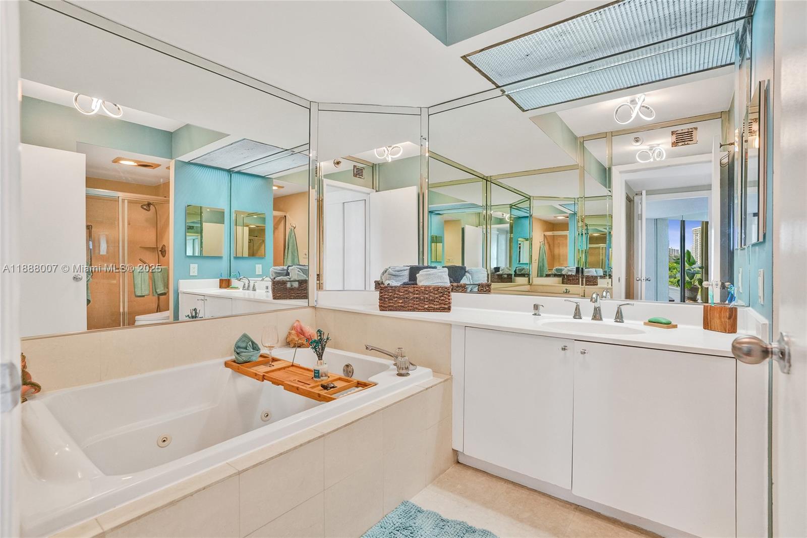 Aventura, Florida, 33180, United States, 2 Bedrooms Bedrooms, ,2 BathroomsBathrooms,Residential,For Sale,1954501