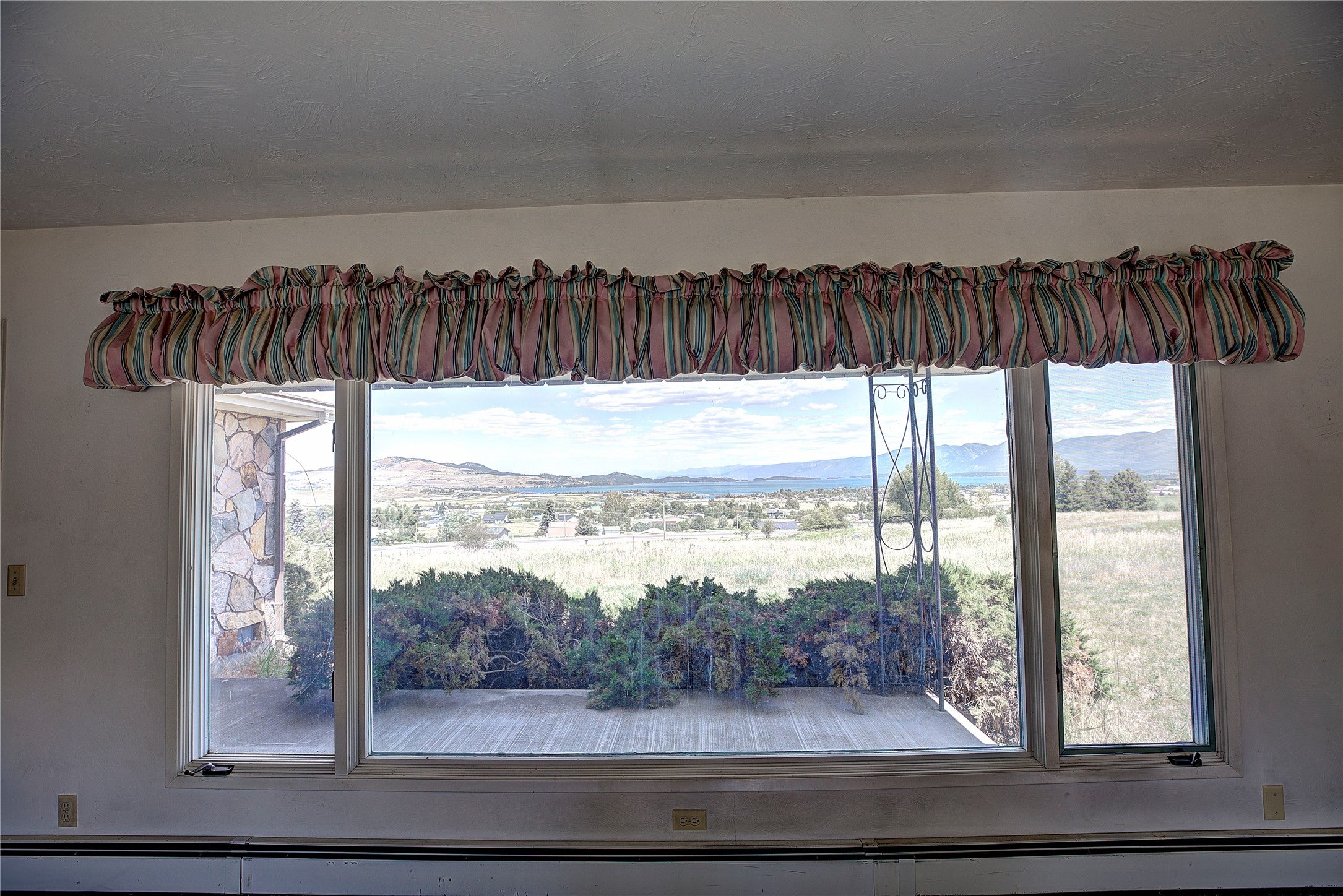 Polson, Montana, 59860, United States, 3 Bedrooms Bedrooms, ,2 BathroomsBathrooms,Residential,For Sale,1827901