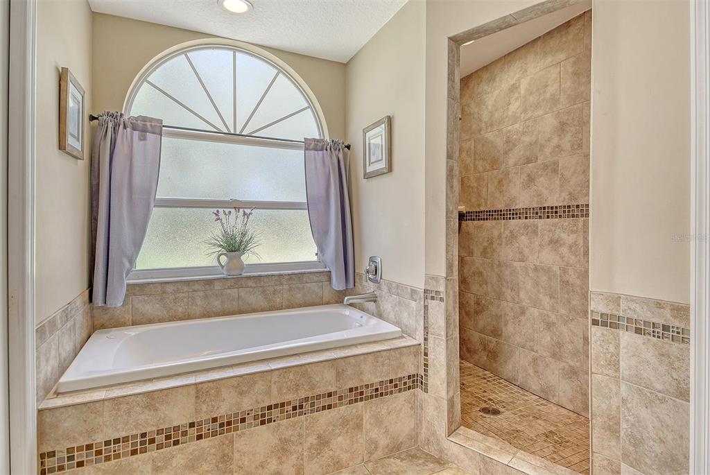 Bradenton, Florida, 34212, United States, 3 Bedrooms Bedrooms, ,3 BathroomsBathrooms,Residential,For Sale,1903405