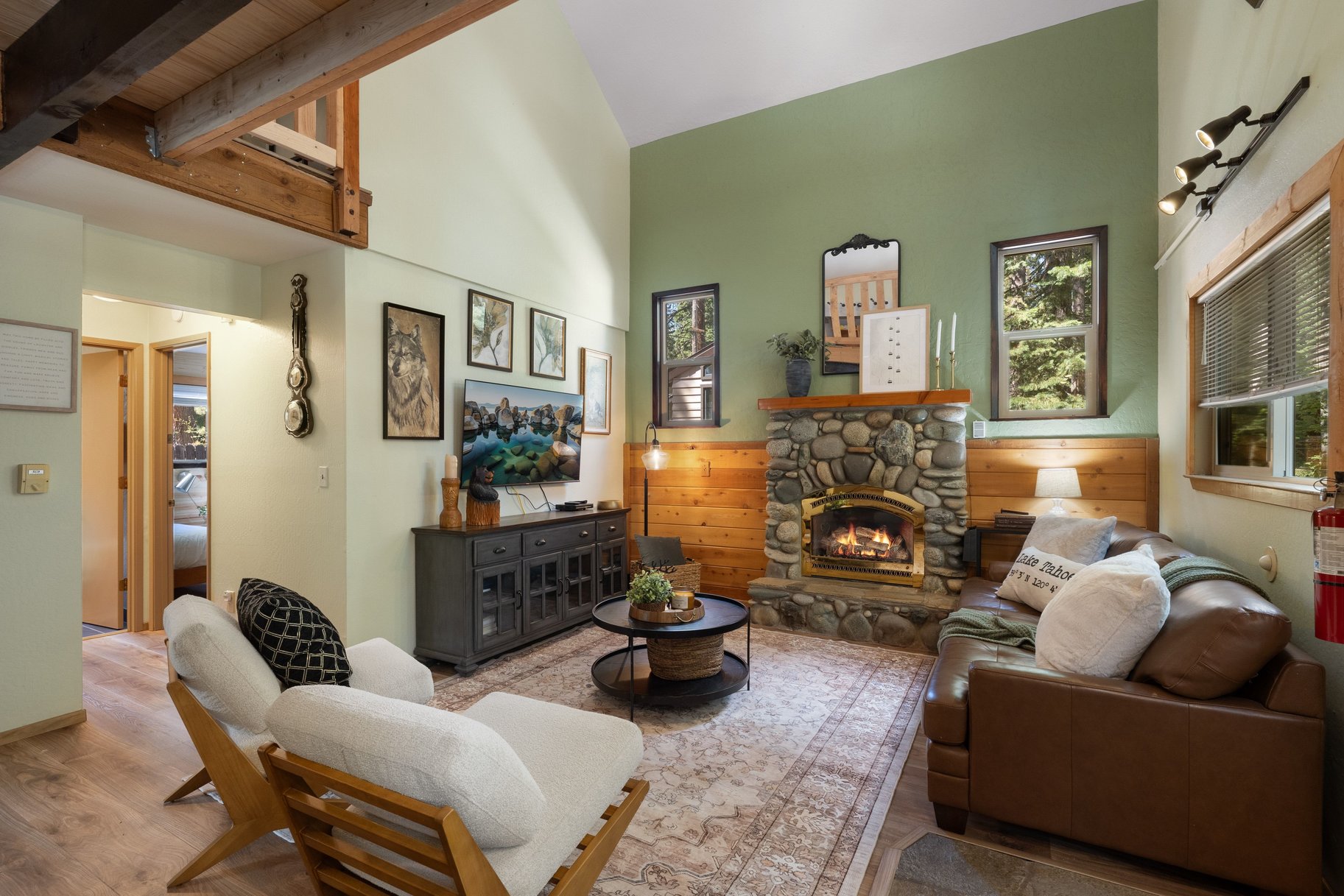  West Shore Gem - An Authentic Pineland Chalet with Detached Garage + Studio - 物件實景