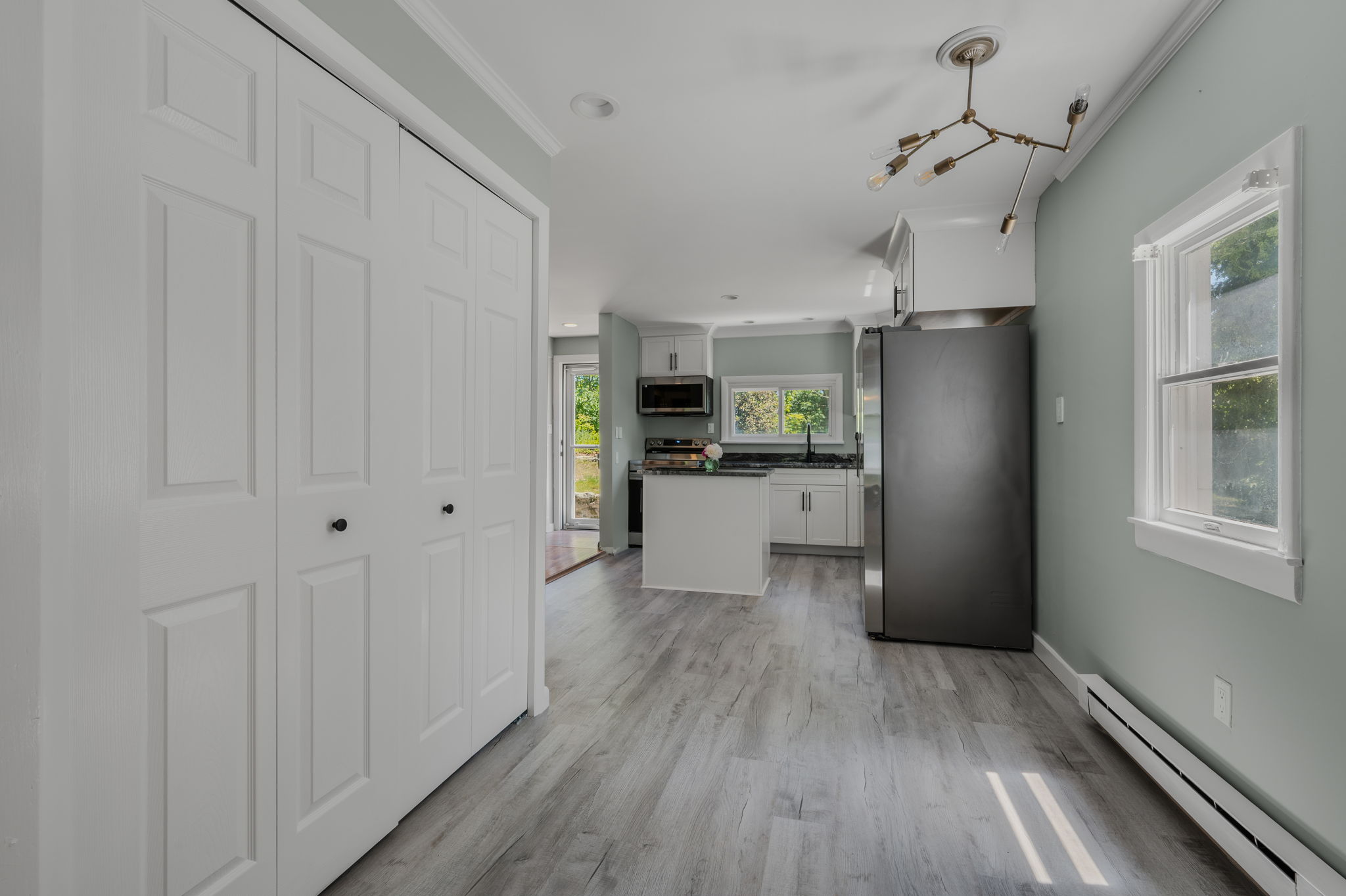  Find privacy and charm in this beautifully updated Waterford home. - 物件實景