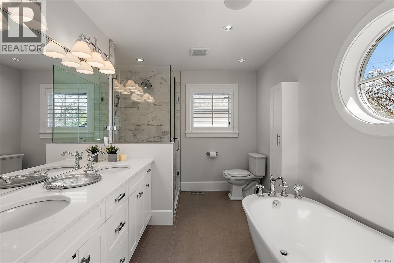 OAK BAY, British Columbia, V8S 2W2, CA, 3 Bedrooms Bedrooms, ,3 BathroomsBathrooms,Residential,For Sale,1949531