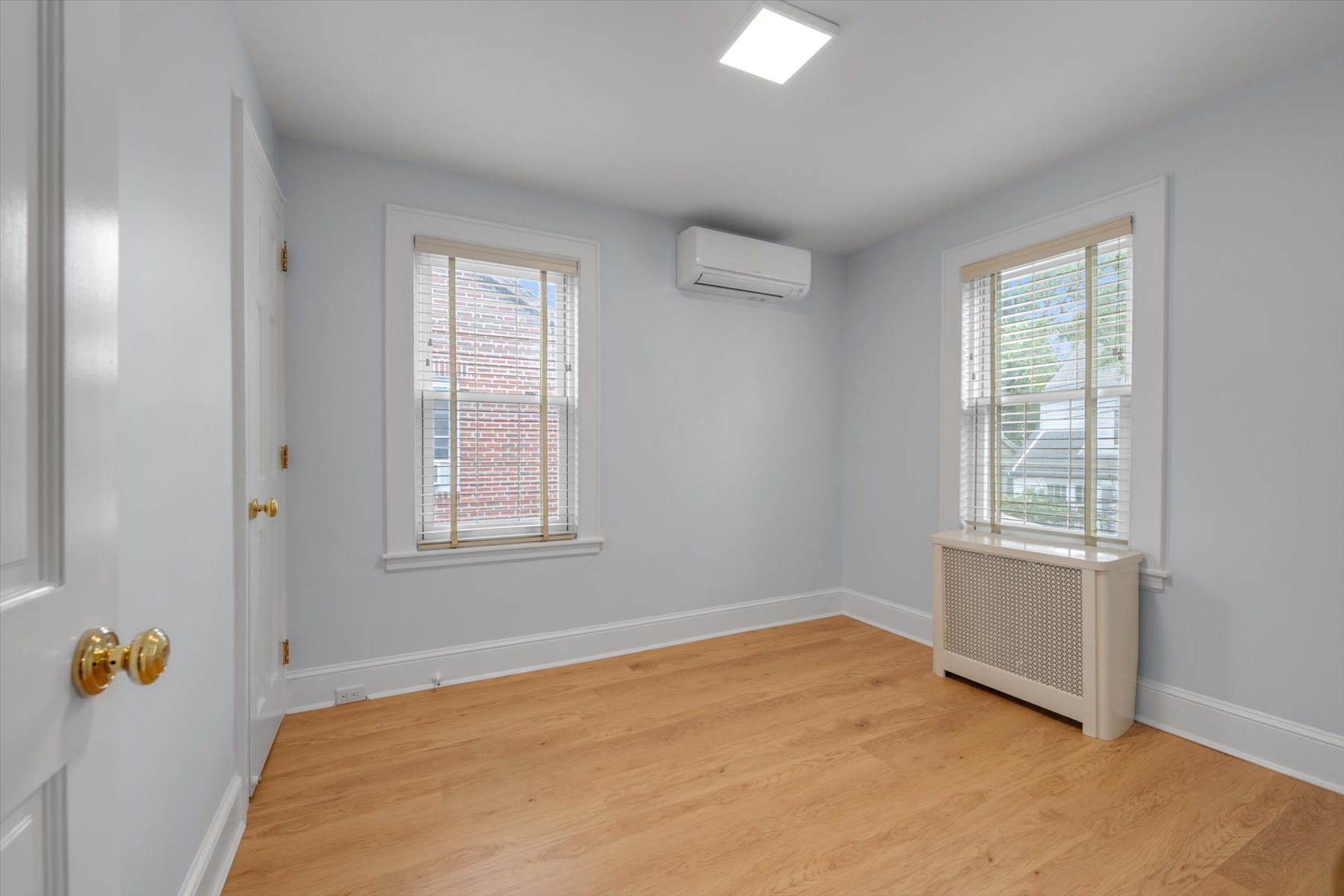  ?REMARKABLY RENOVATED SEMI DETACHED HOME IN FOREST HILLS HILLS? - 物件實景