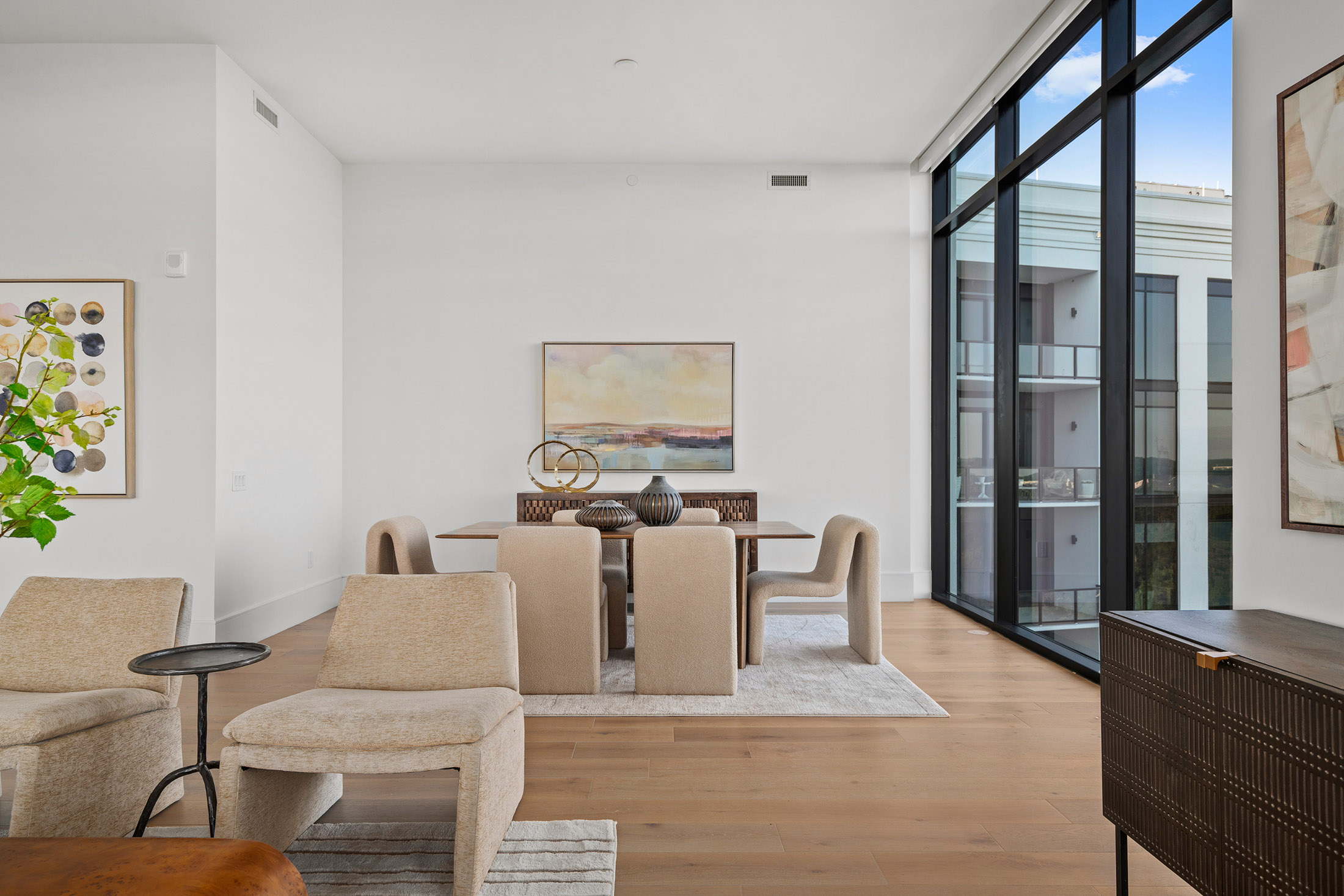  Stunning 17th Floor Corner Unit with Architectural Upgrades - 物件實景
