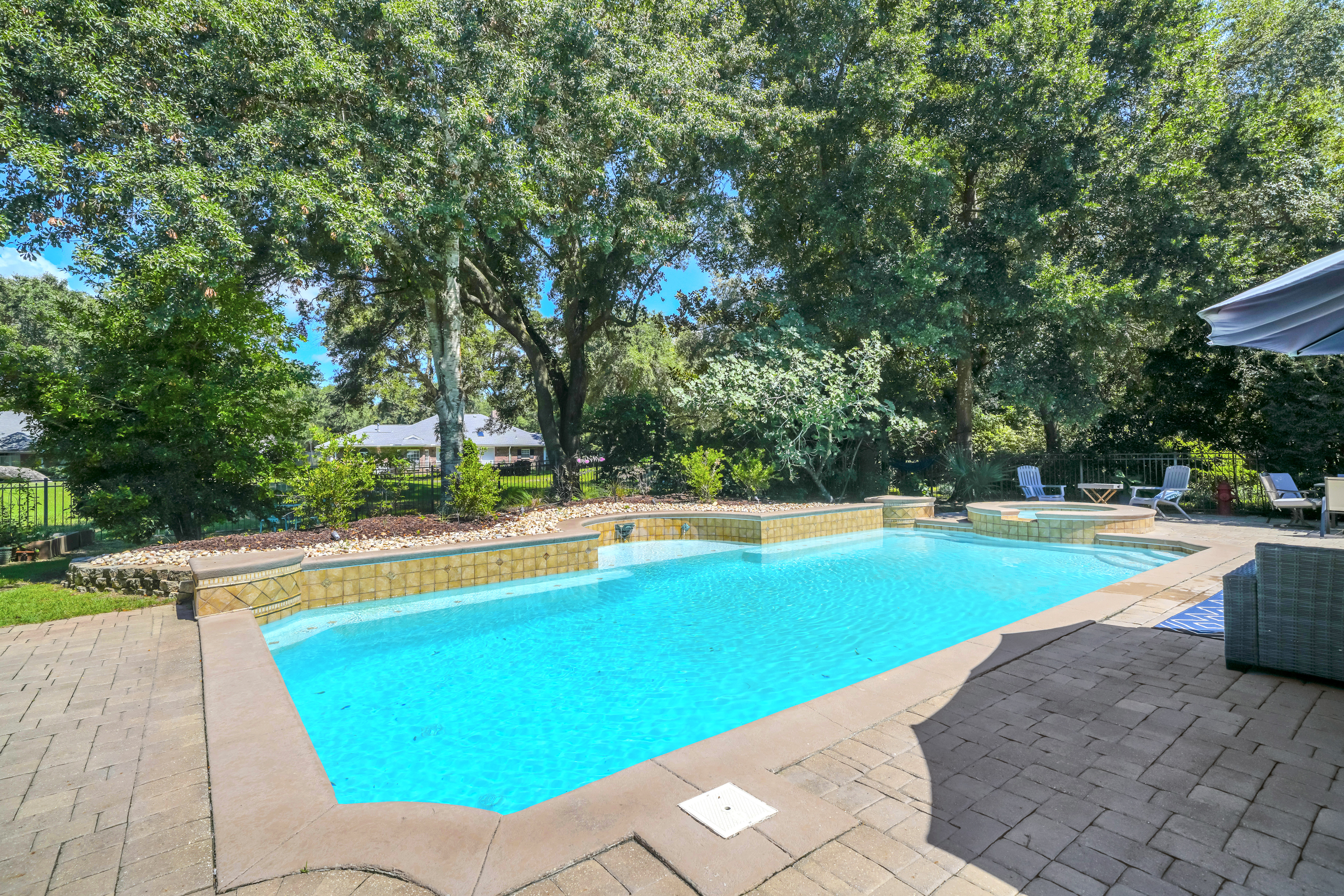  Updated Golf Course Pool Home With Flexible Five-Bedroom Layout - 物件實景
