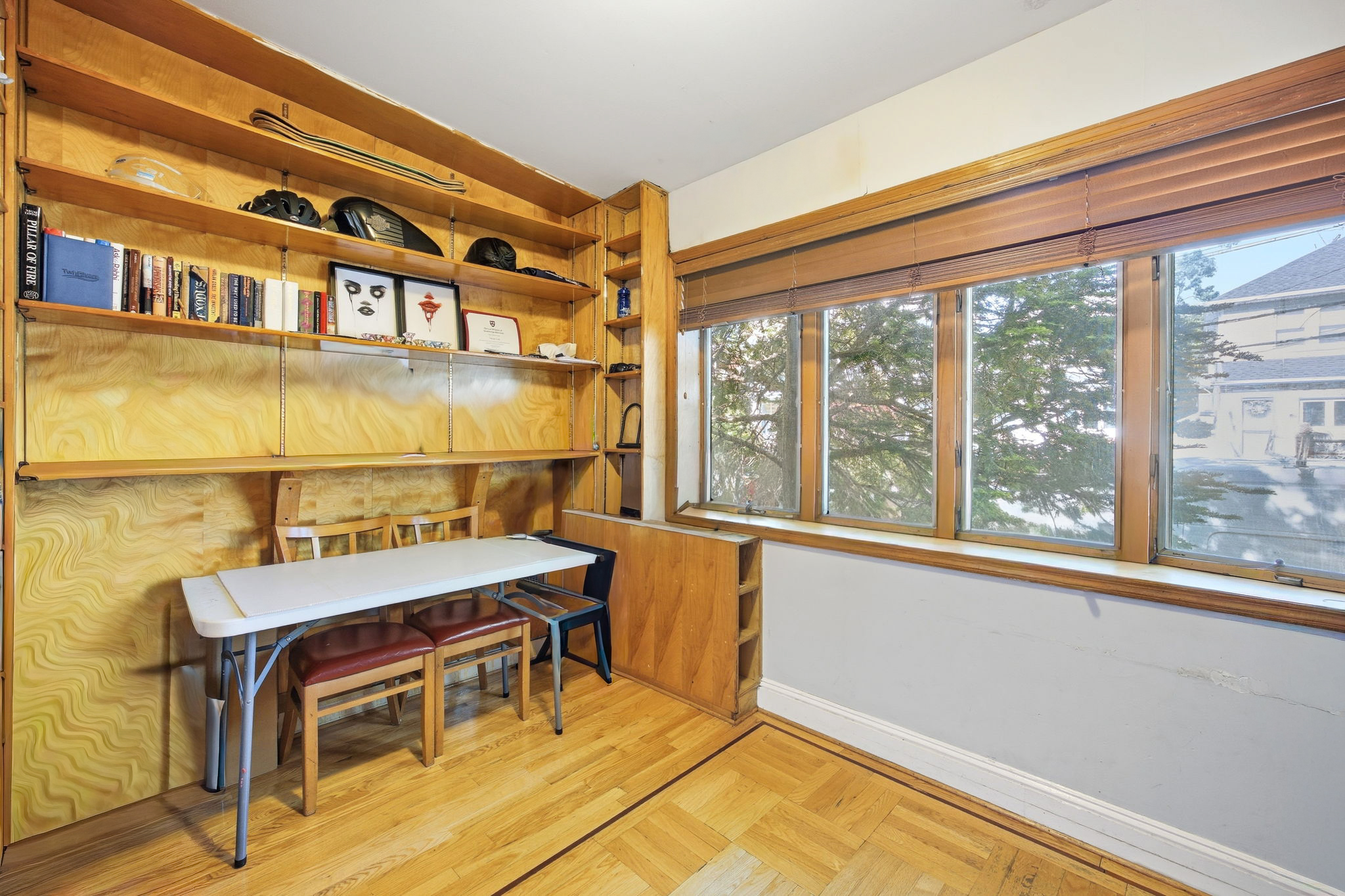  1077 E36th Street - 物件實景