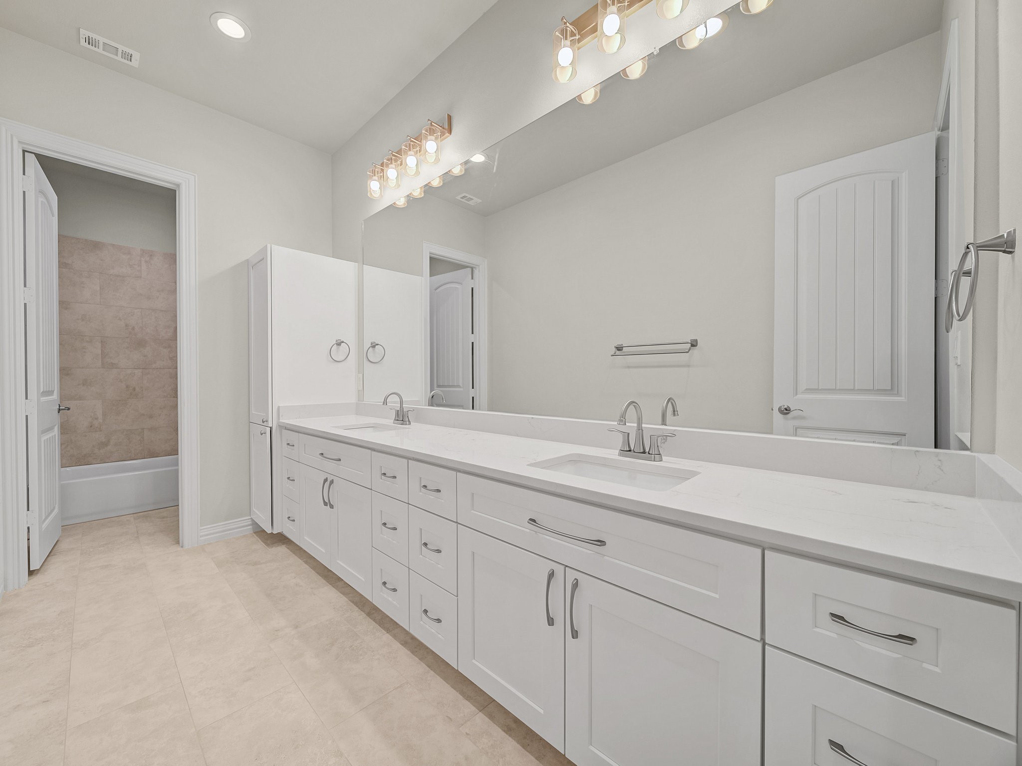 Krum, Texas, 76249, United States, 5 Bedrooms Bedrooms, ,4 BathroomsBathrooms,Residential,For Sale,1795131