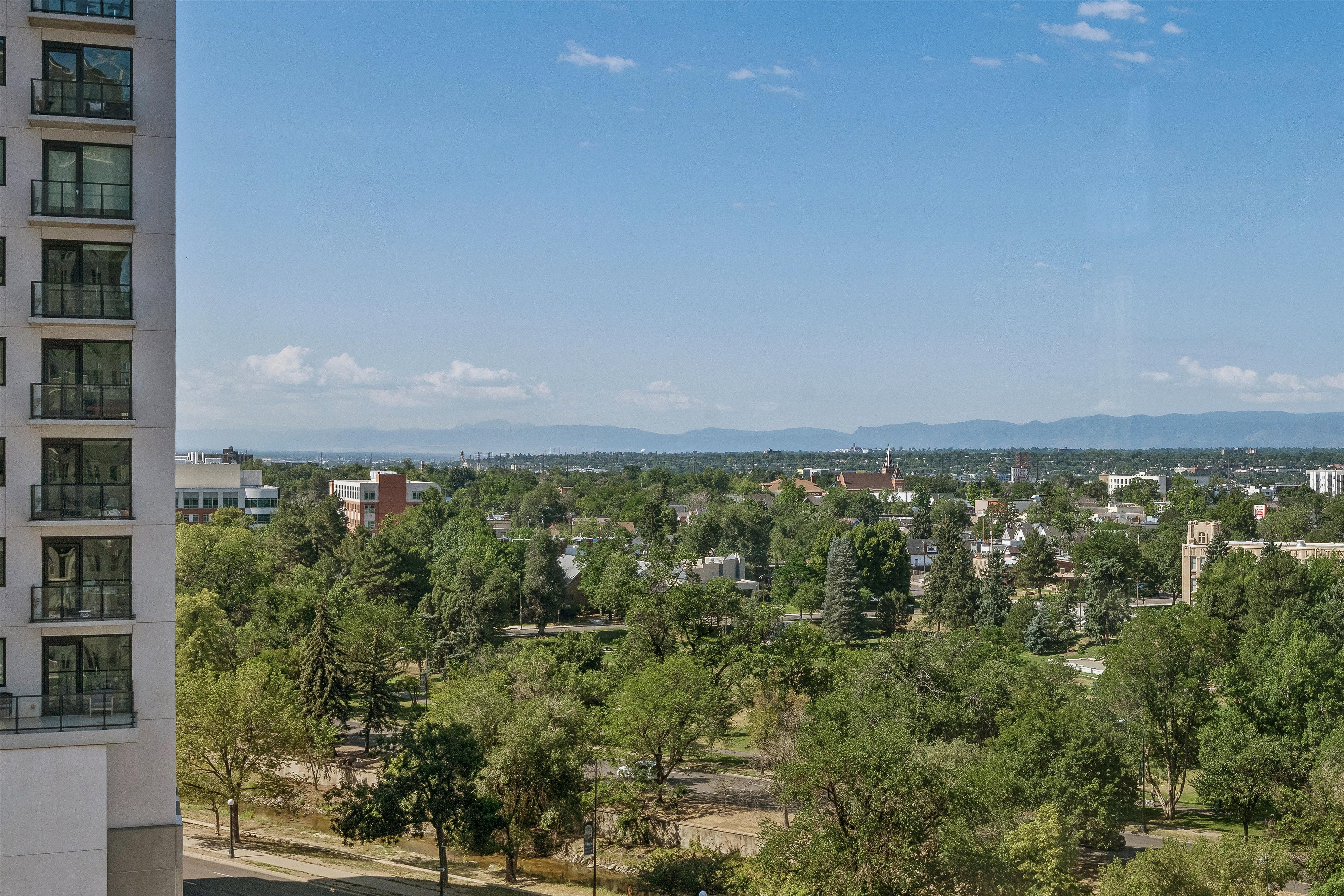  panoramic mountain views, thoughtful updates, and exceptional location awaits - 物件實景