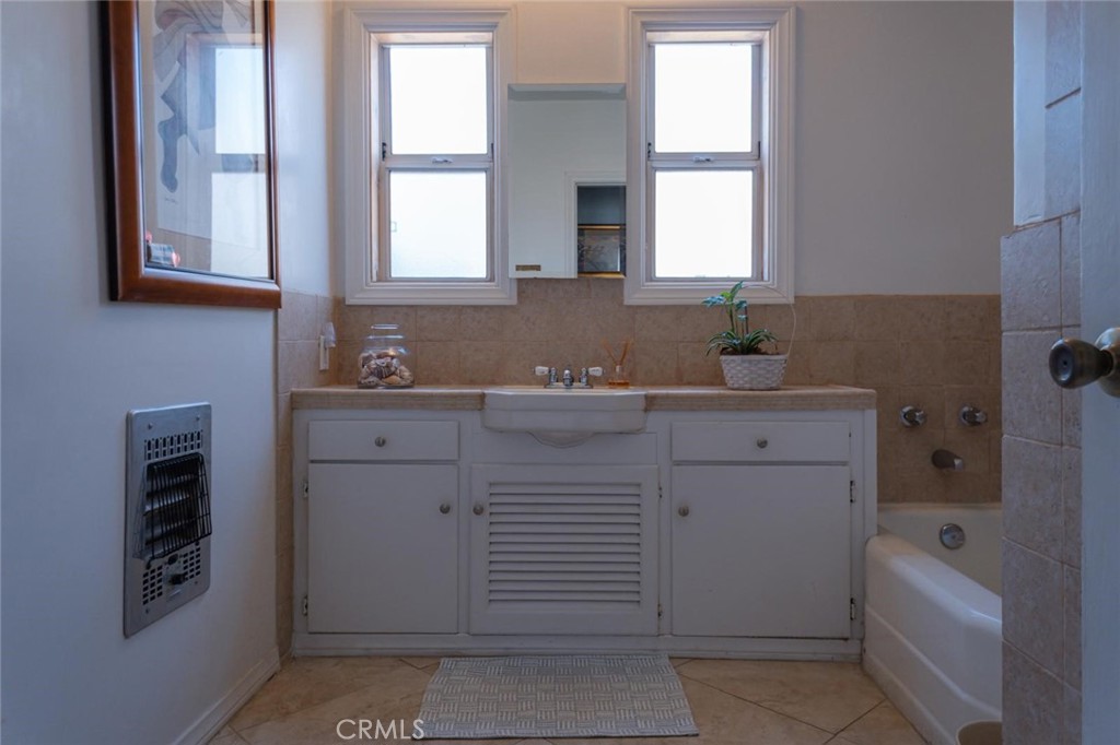 Los Angeles, California, 90008, United States, 3 Bedrooms Bedrooms, ,3 BathroomsBathrooms,Residential,For Sale,2006146