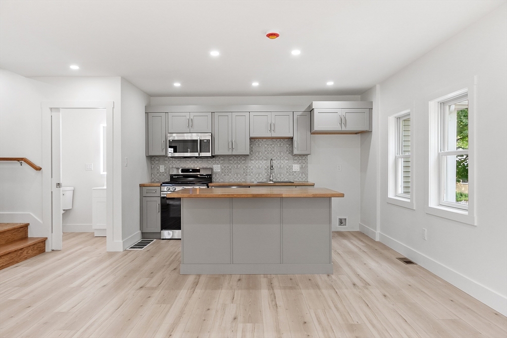 Leominster, Massachusetts, 01453, United States, 3 Bedrooms Bedrooms, ,2 BathroomsBathrooms,Residential,For Sale,1912072
