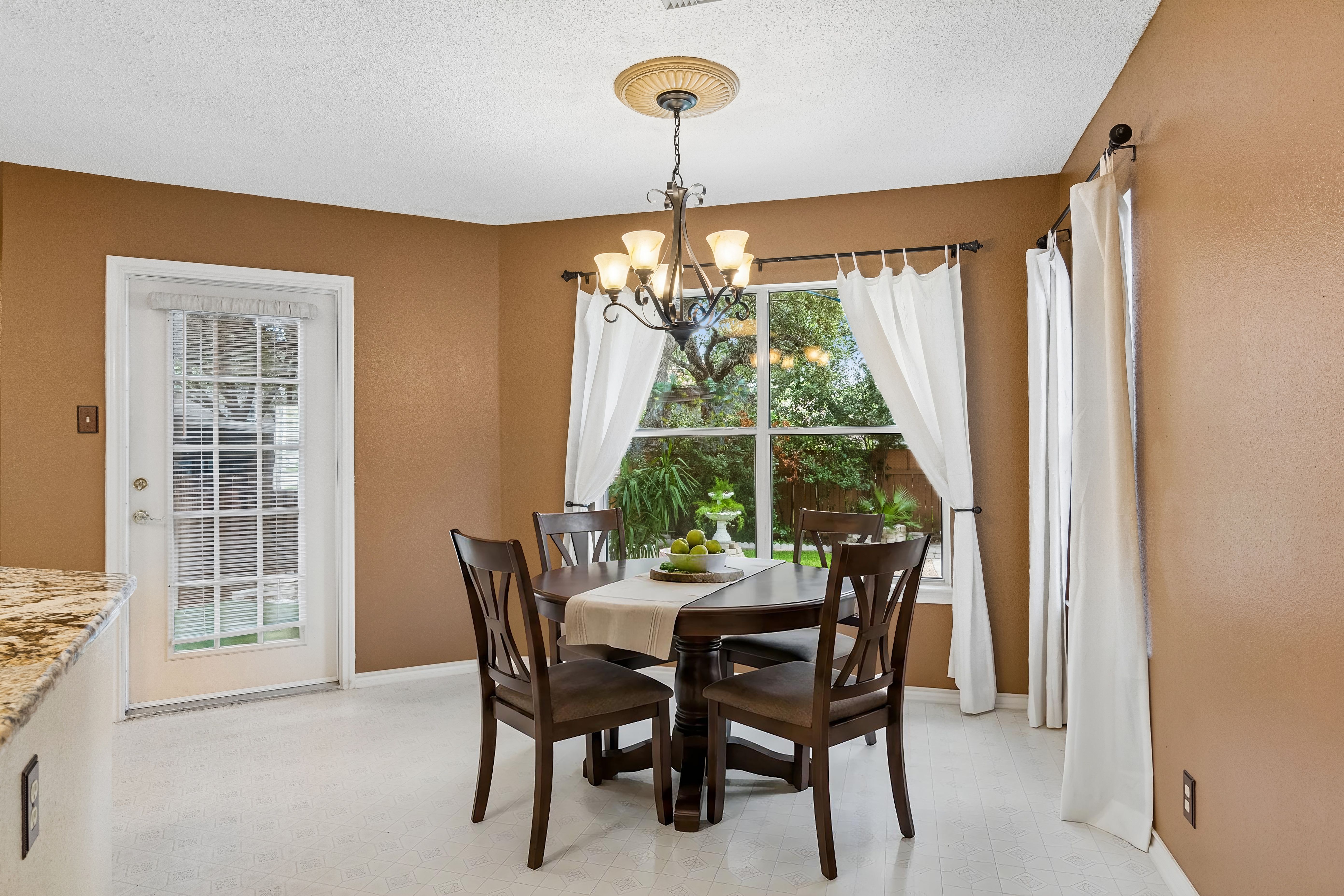  Stylish Two-Story in Huntington Place - 物件實景