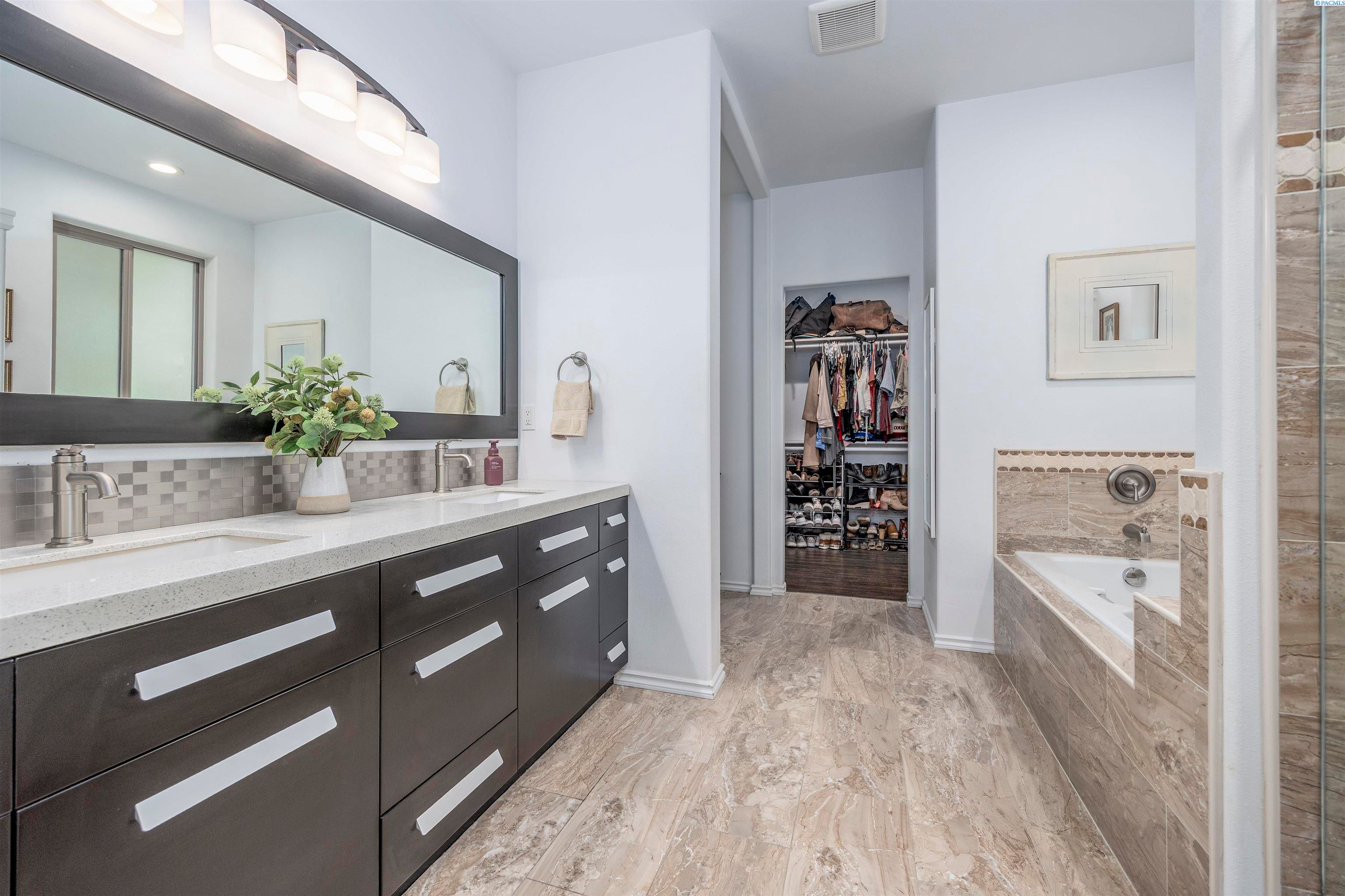 Pasco, Washington, 99301, United States, 3 Bedrooms Bedrooms, ,3 BathroomsBathrooms,Residential,For Sale,1981620