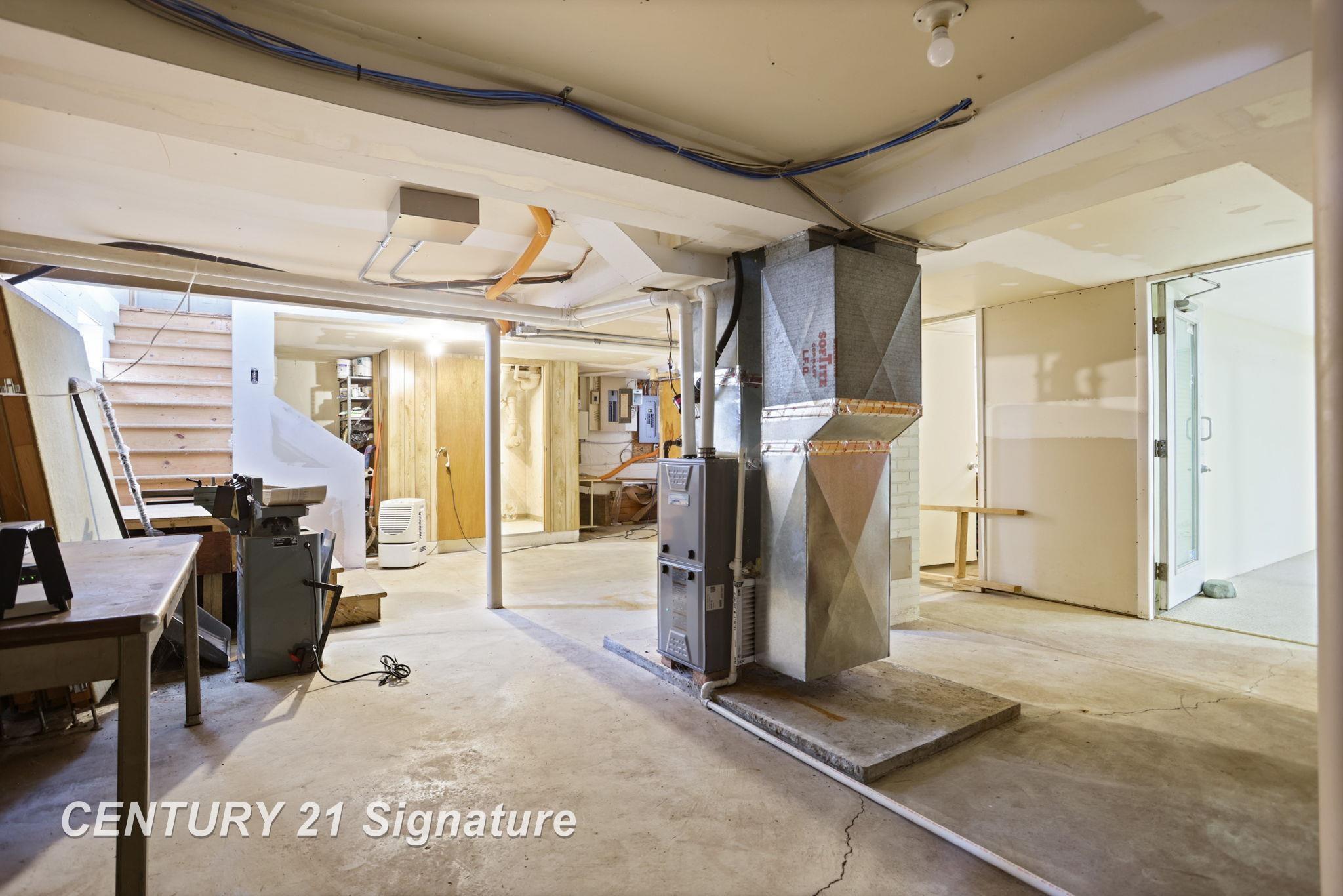 Saginaw, Michigan, 48604, United States, 4 Bedrooms Bedrooms, ,3 BathroomsBathrooms,Residential,For Sale,1980759