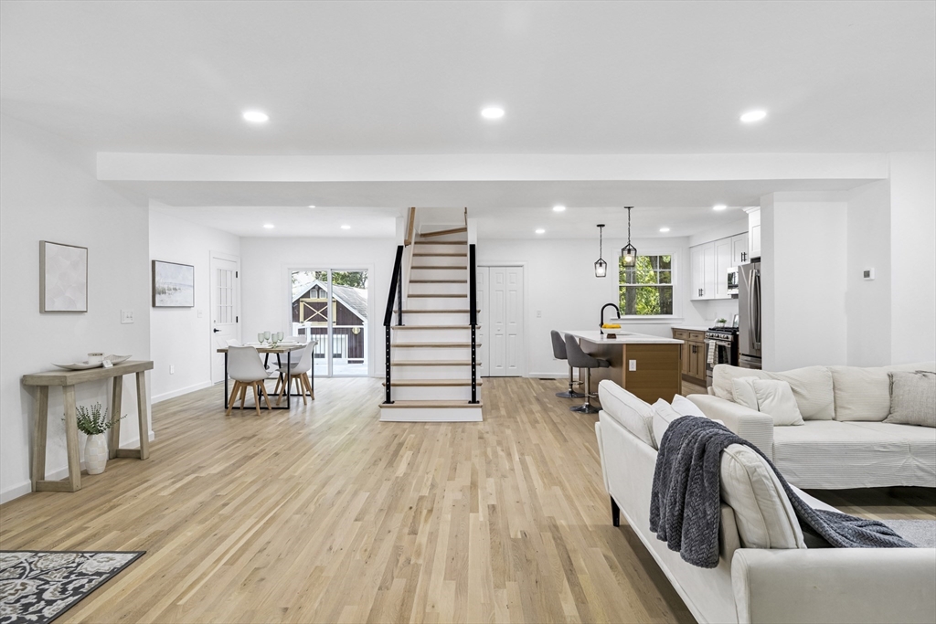 Shrewsbury, Massachusetts, 01545, United States, 3 Bedrooms Bedrooms, ,3 BathroomsBathrooms,Residential,For Sale,1907177