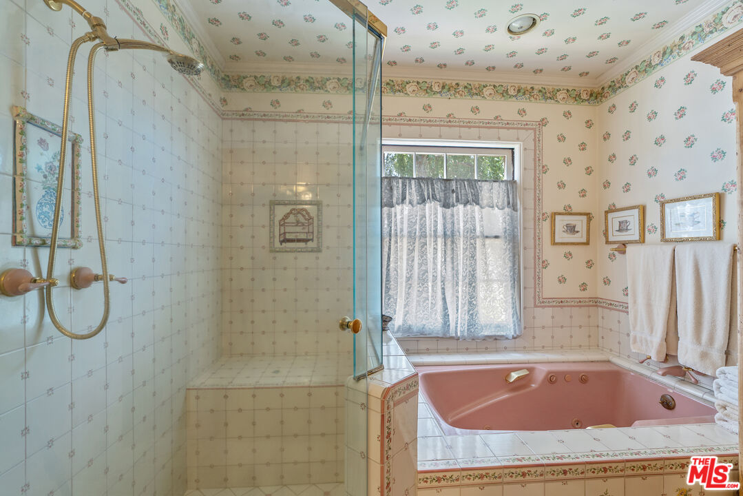 Los Angeles, California, 90004, United States, 6 Bedrooms Bedrooms, ,7 BathroomsBathrooms,Residential,For Sale,1907510