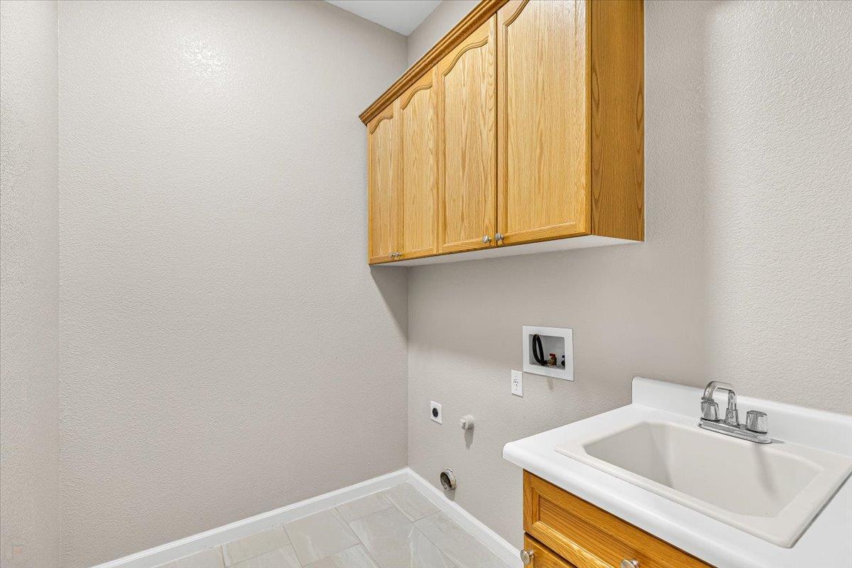 Oakdale, California, 95361, United States, 3 Bedrooms Bedrooms, ,2 BathroomsBathrooms,Residential,For Sale,2005405