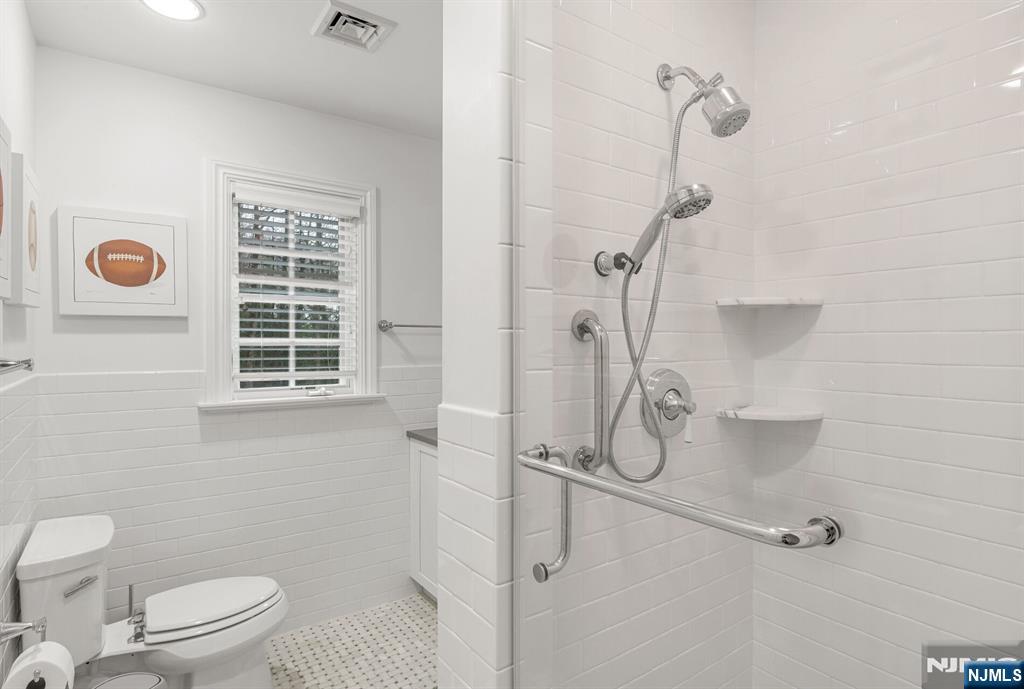 Tenafly, New Jersey, 07670, United States, 6 Bedrooms Bedrooms, ,5 BathroomsBathrooms,Residential,For Sale,1743574