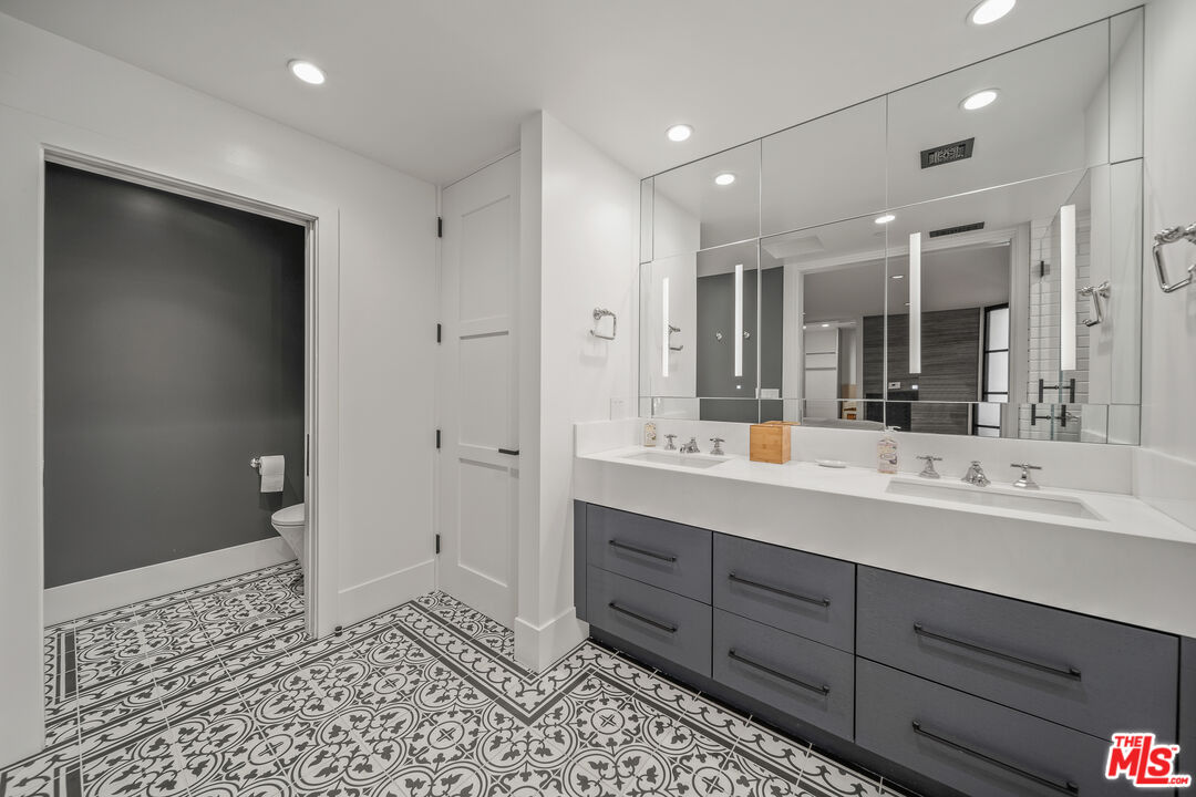 Los Angeles, California, 90014, United States, 2 Bedrooms Bedrooms, ,2 BathroomsBathrooms,Residential,For Sale,1938592