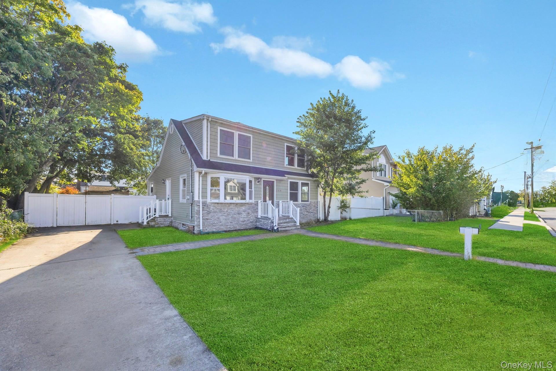 Lindenhurst, New York, 11757, United States, 4 Bedrooms Bedrooms, ,2 BathroomsBathrooms,Residential,For Sale,1965289