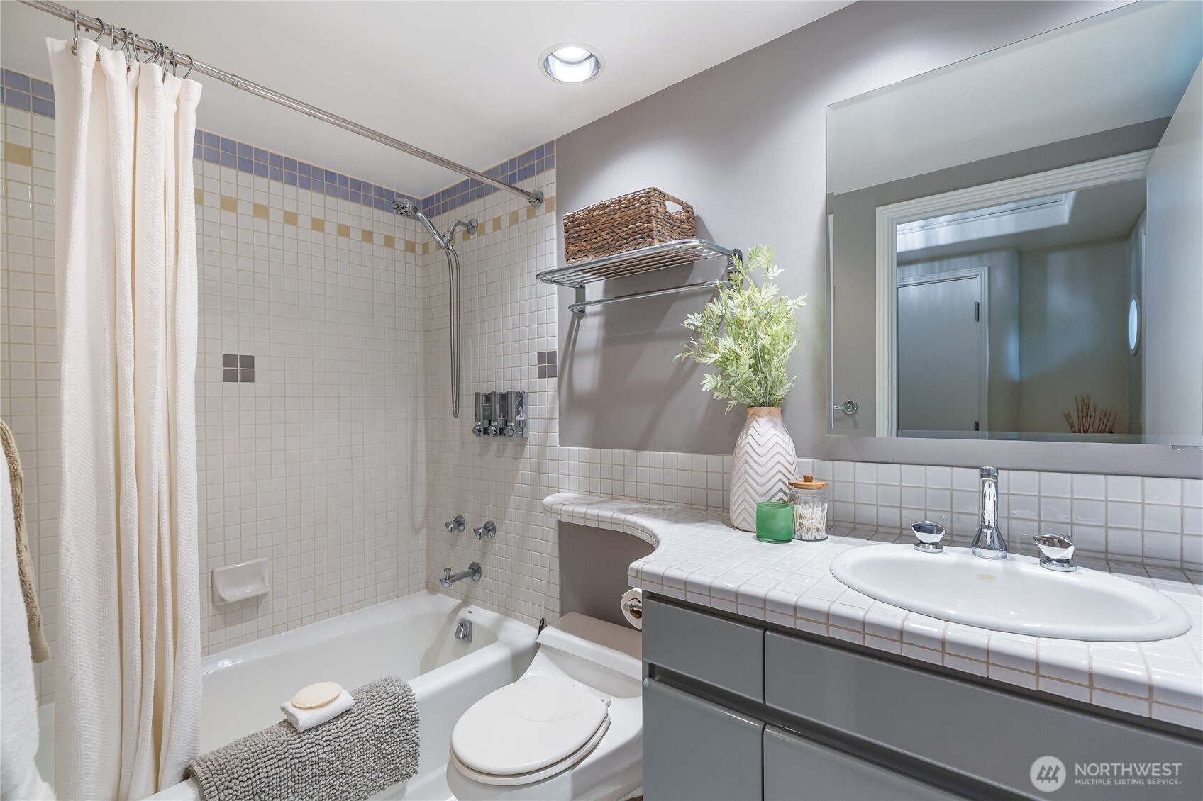 Seattle, Washington, 98109, United States, 2 Bedrooms Bedrooms, ,2 BathroomsBathrooms,Residential,For Sale,1901490