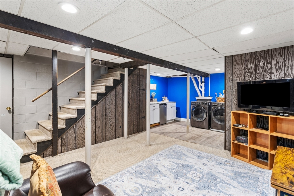 Waltham, Massachusetts, 02451, United States, 4 Bedrooms Bedrooms, ,2 BathroomsBathrooms,Residential,For Sale,1914074