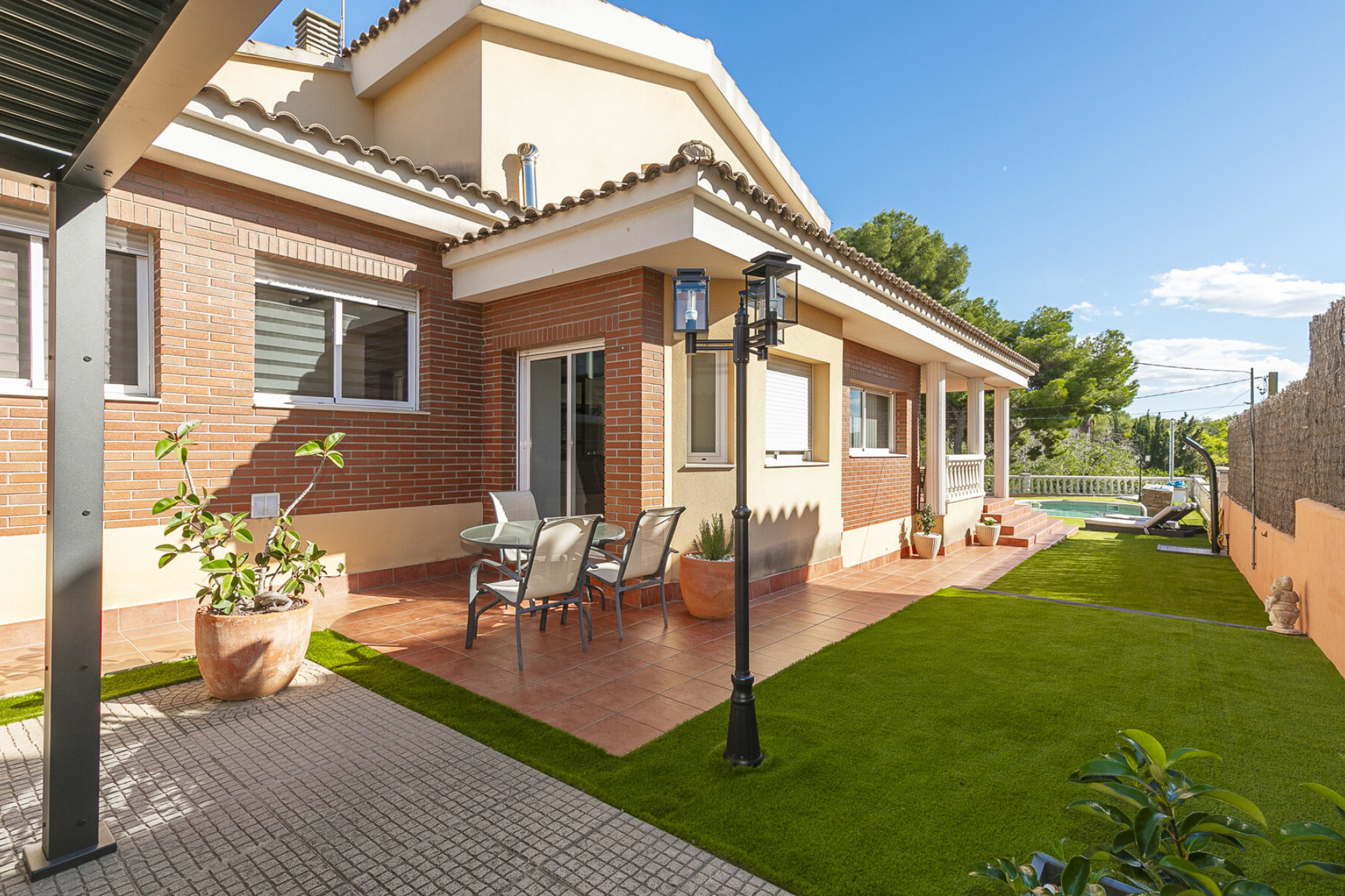 Exclusive one-story property with large garden and swimming pool - 物件實景