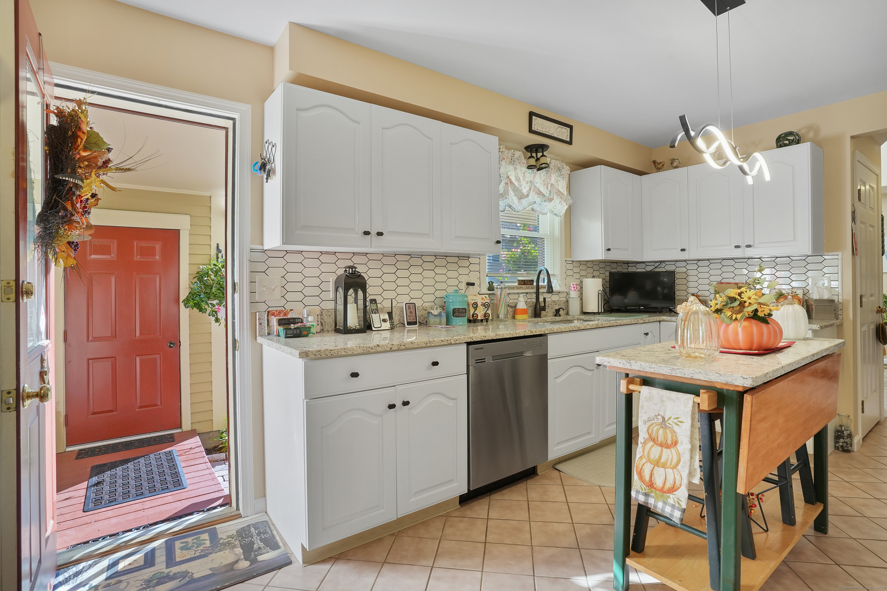 New Milford, Connecticut, 06776, United States, 2 Bedrooms Bedrooms, ,3 BathroomsBathrooms,Residential,For Sale,1970230