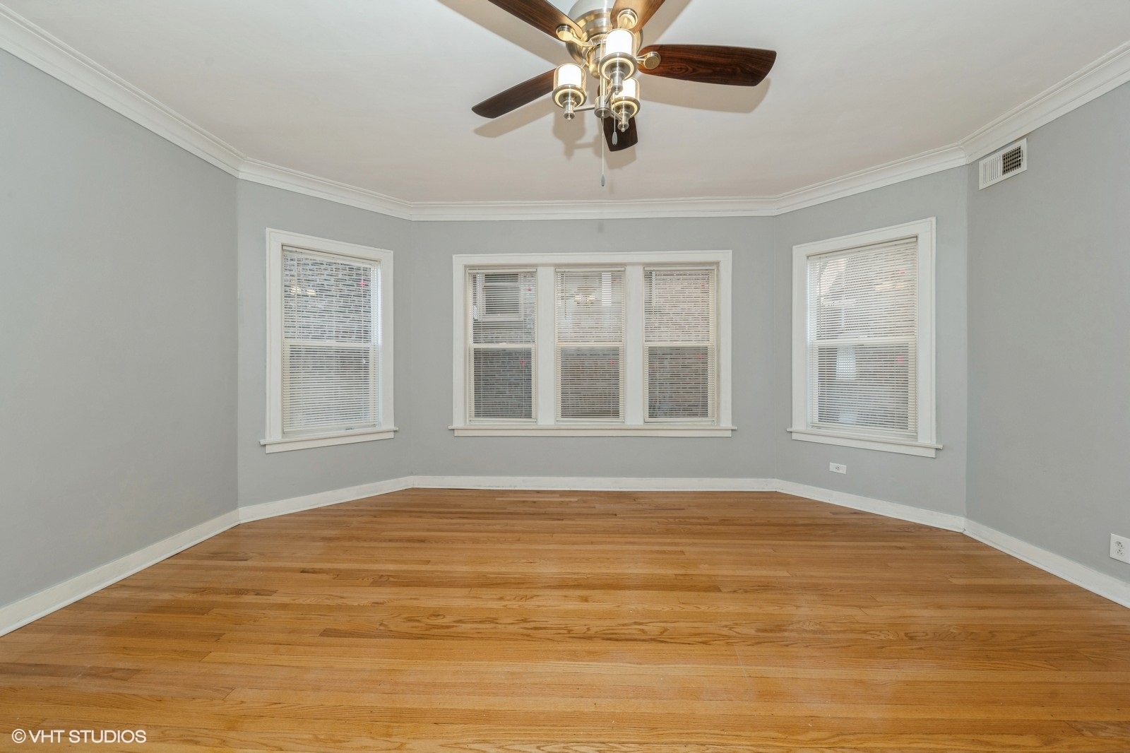 Chicago, Illinois, 60649, United States, 10 Bedrooms Bedrooms, ,Residential,For Sale,1926299