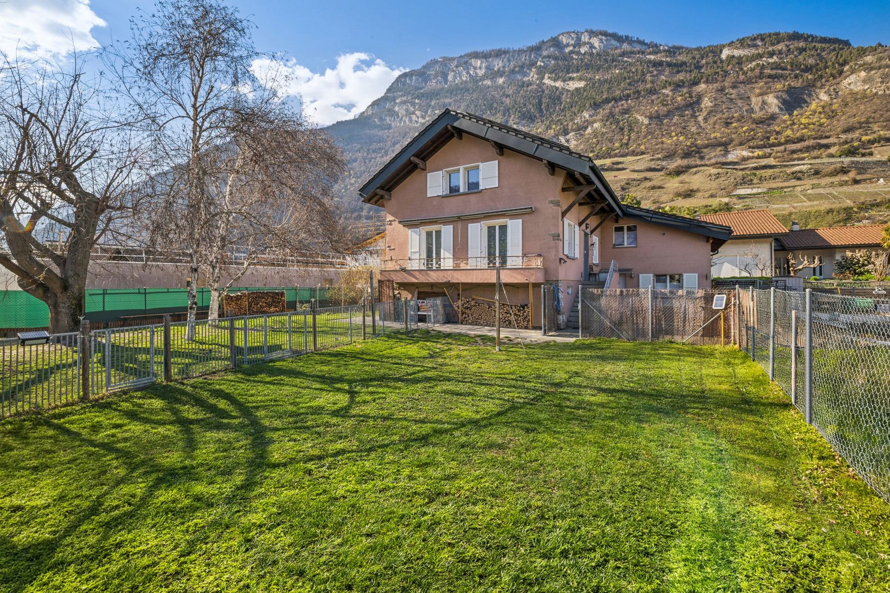  Elegant semi-detached house with large plot in the heart of Saillon - 物件實景
