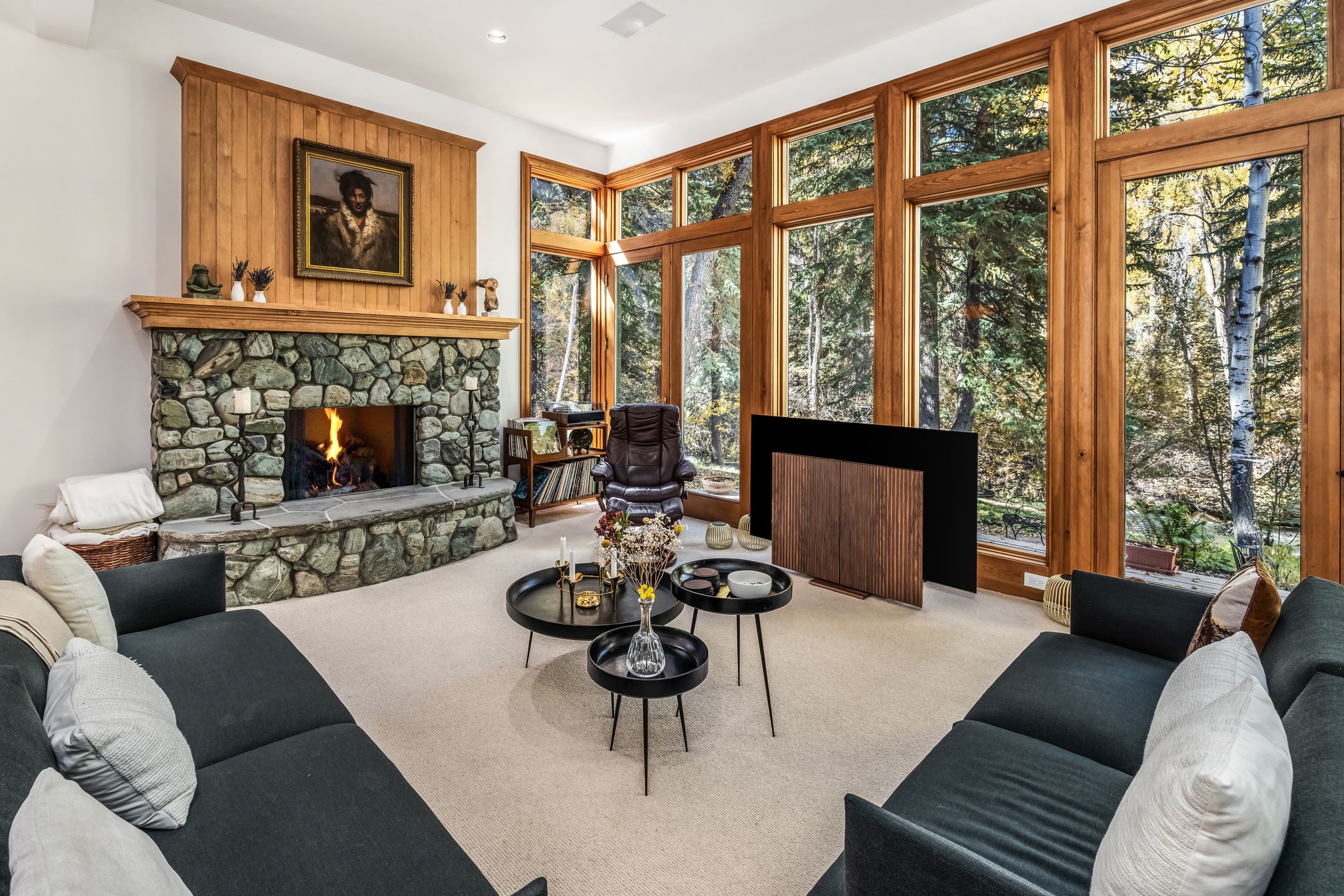  Live creekside in Aspen