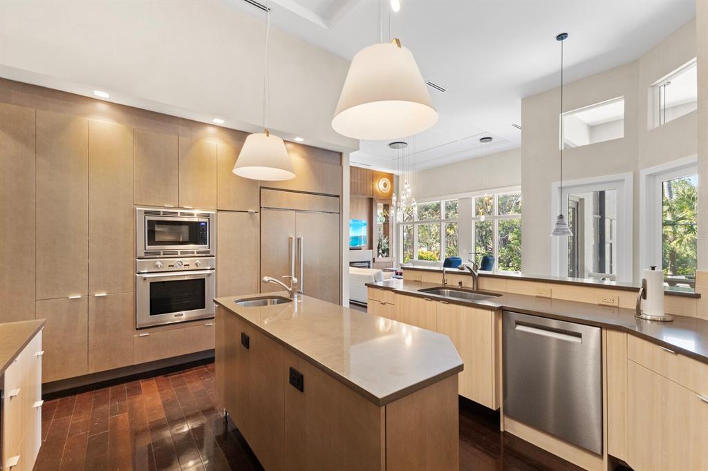Longboat Key, Florida, 34228, United States, 5 Bedrooms Bedrooms, ,4 BathroomsBathrooms,Residential,For Sale,1785002