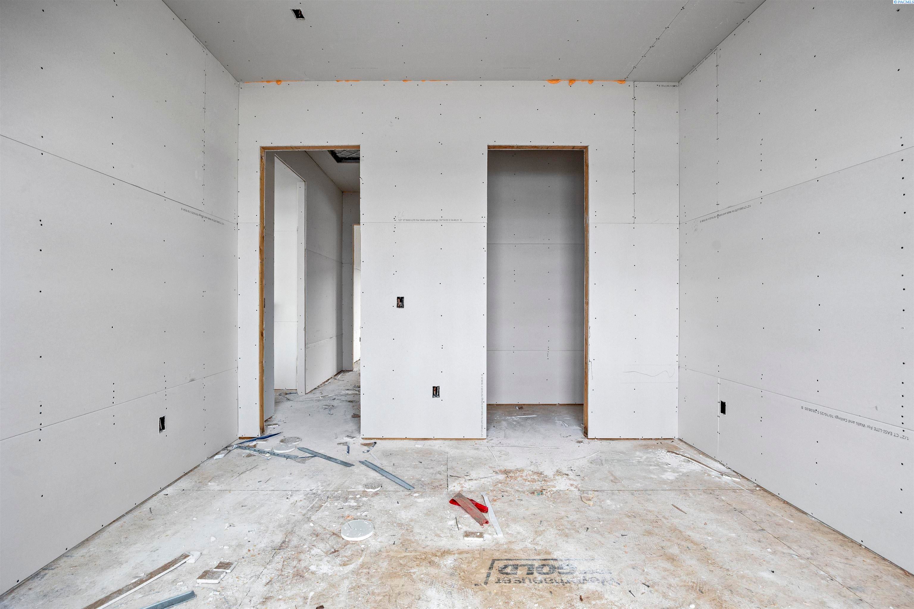 Pasco, Washington, 99301, United States, 4 Bedrooms Bedrooms, ,2 BathroomsBathrooms,Residential,For Sale,1978072