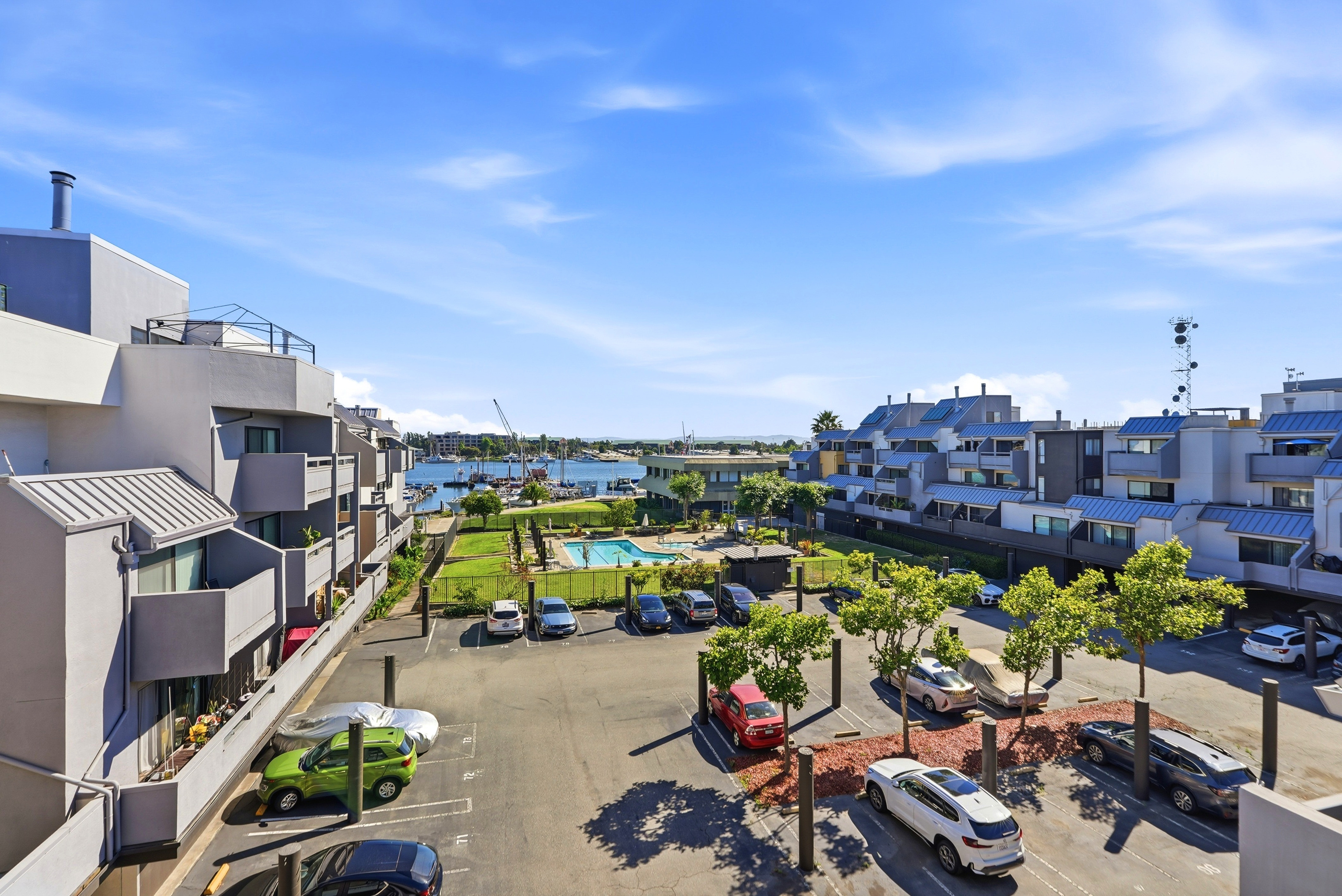  Stylishly Waterfront Condominium with Resort-Style Amenities - 物件實景