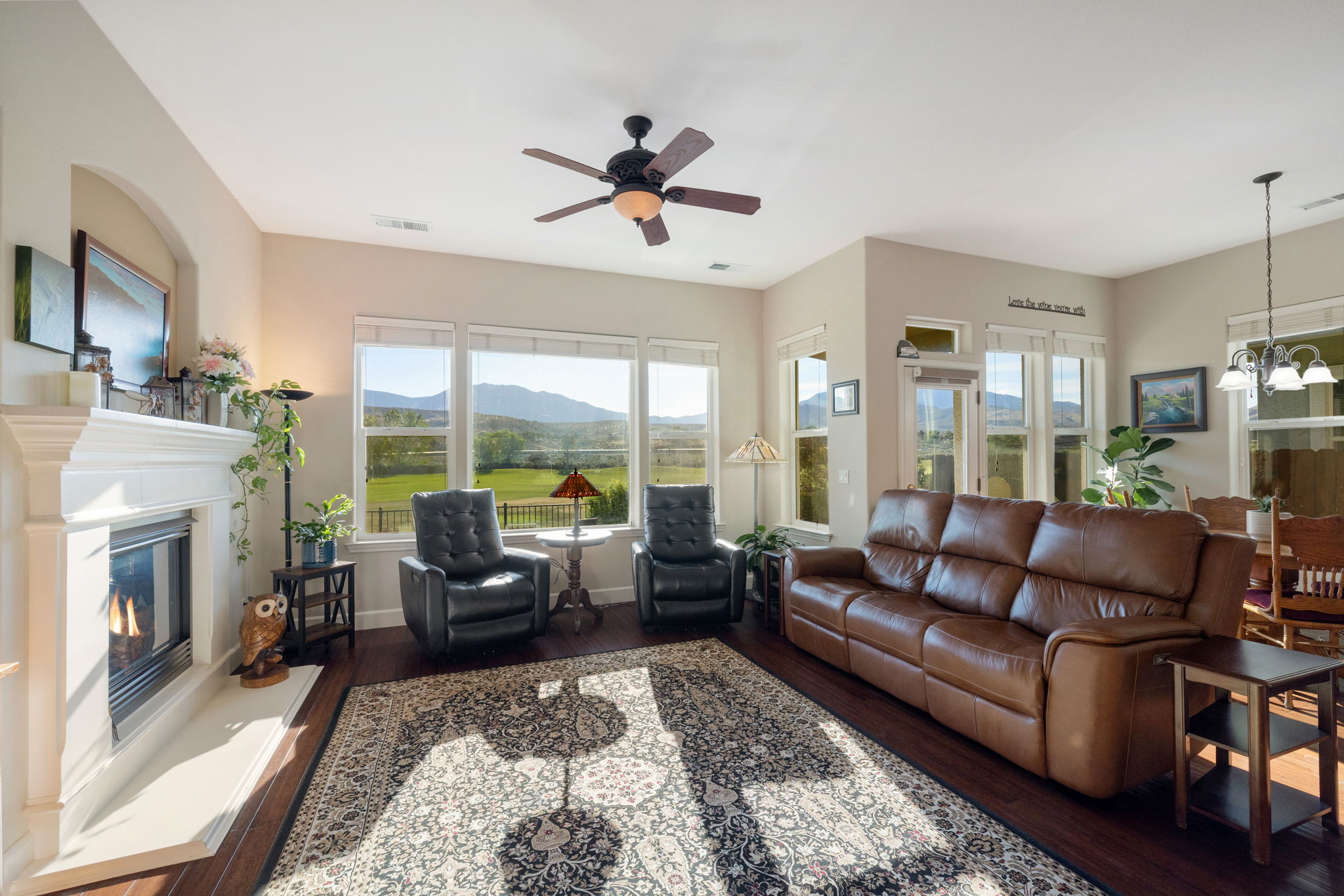  Refined Minden Living with Designer Touches and Captivating Mountain Views - 物件實景