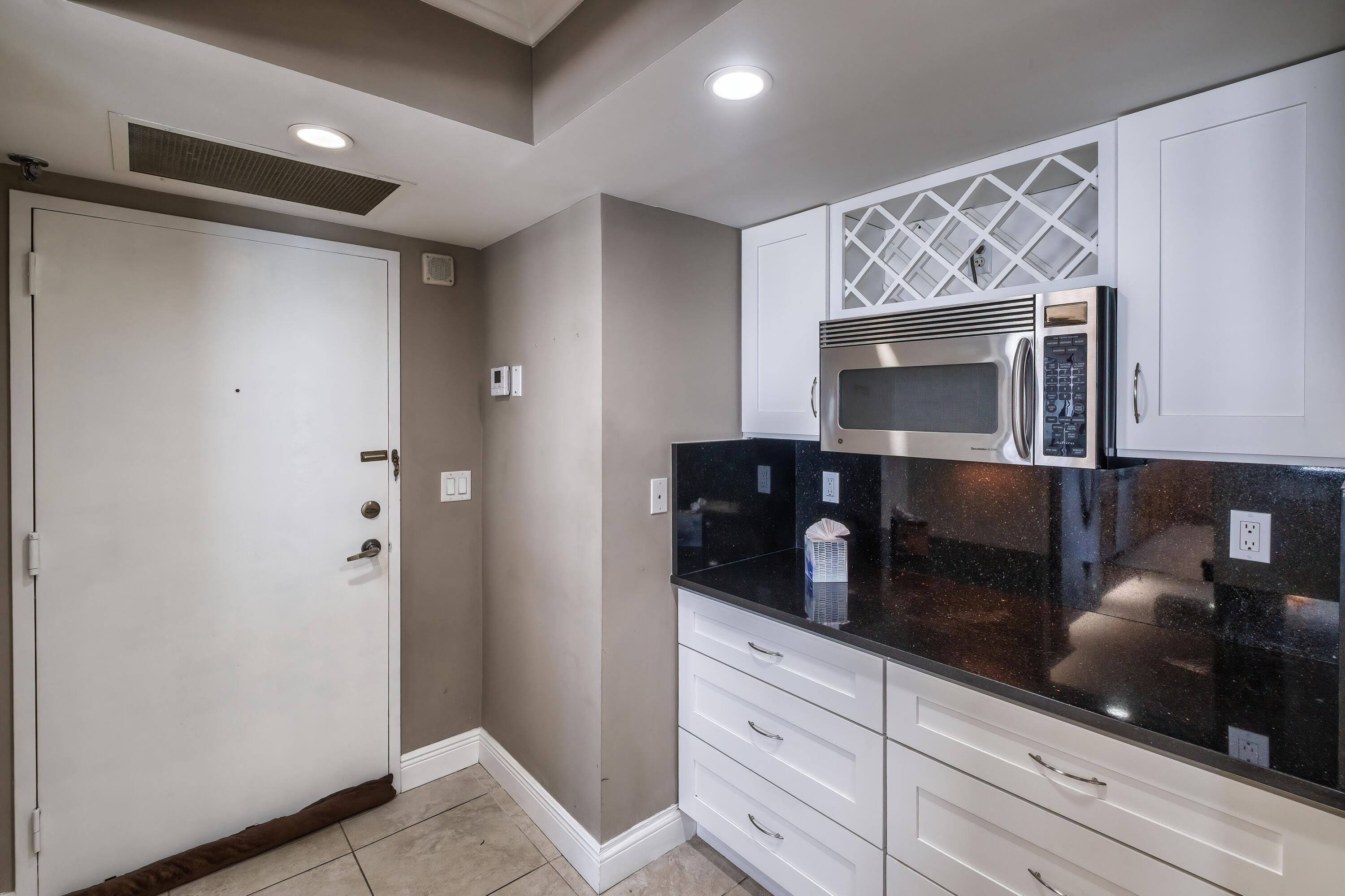 Riviera Beach, Florida, 33404, United States, 2 Bedrooms Bedrooms, ,2 BathroomsBathrooms,Residential,For Sale,1994901