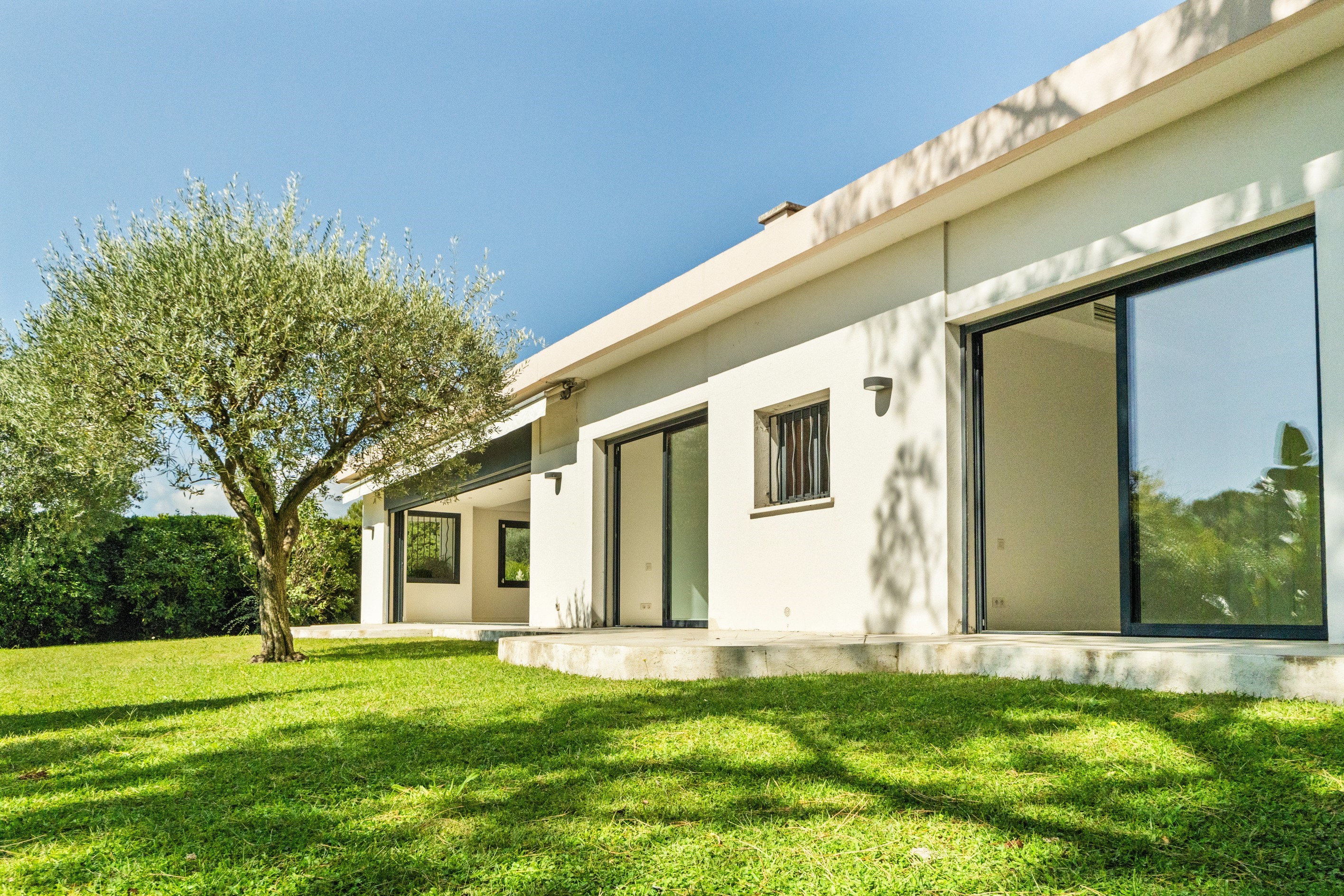  Contemporary single-storey villa with pool and pétanque court for sale in Mougi… - 物件實景
