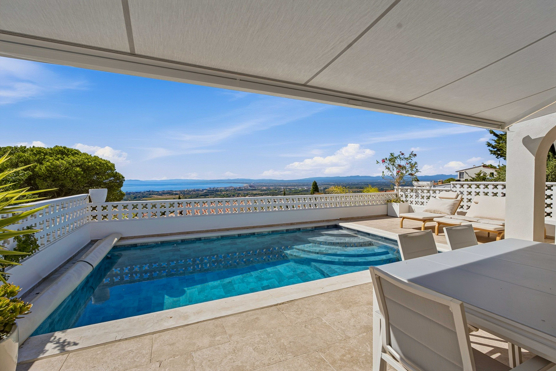  Contemporary villa with pool and panoramic views of Roses Bay - 物件實景