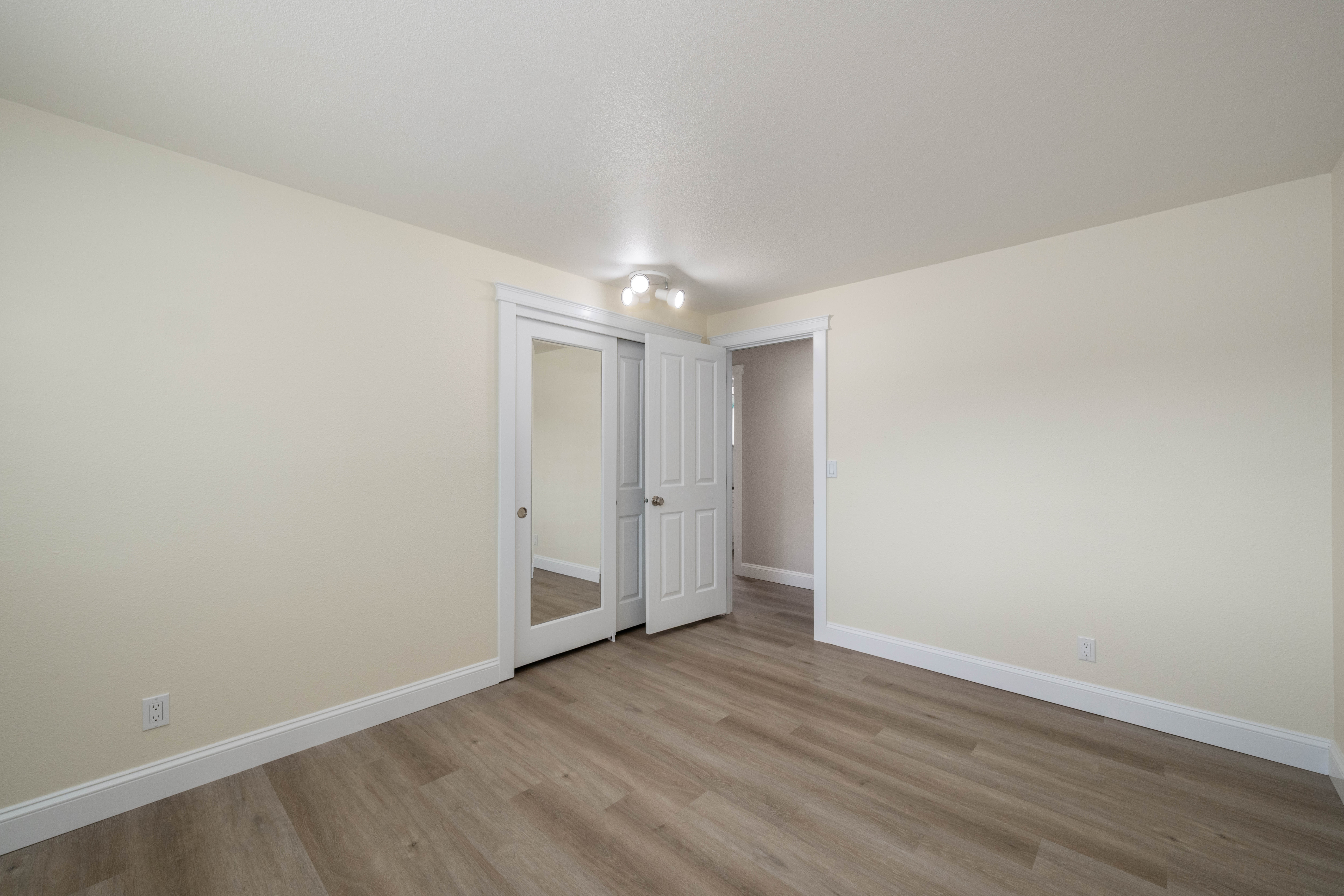  ROOM FOR SHOP/ POOL. IMMACULATELY CARED FOR HOME - 物件實景