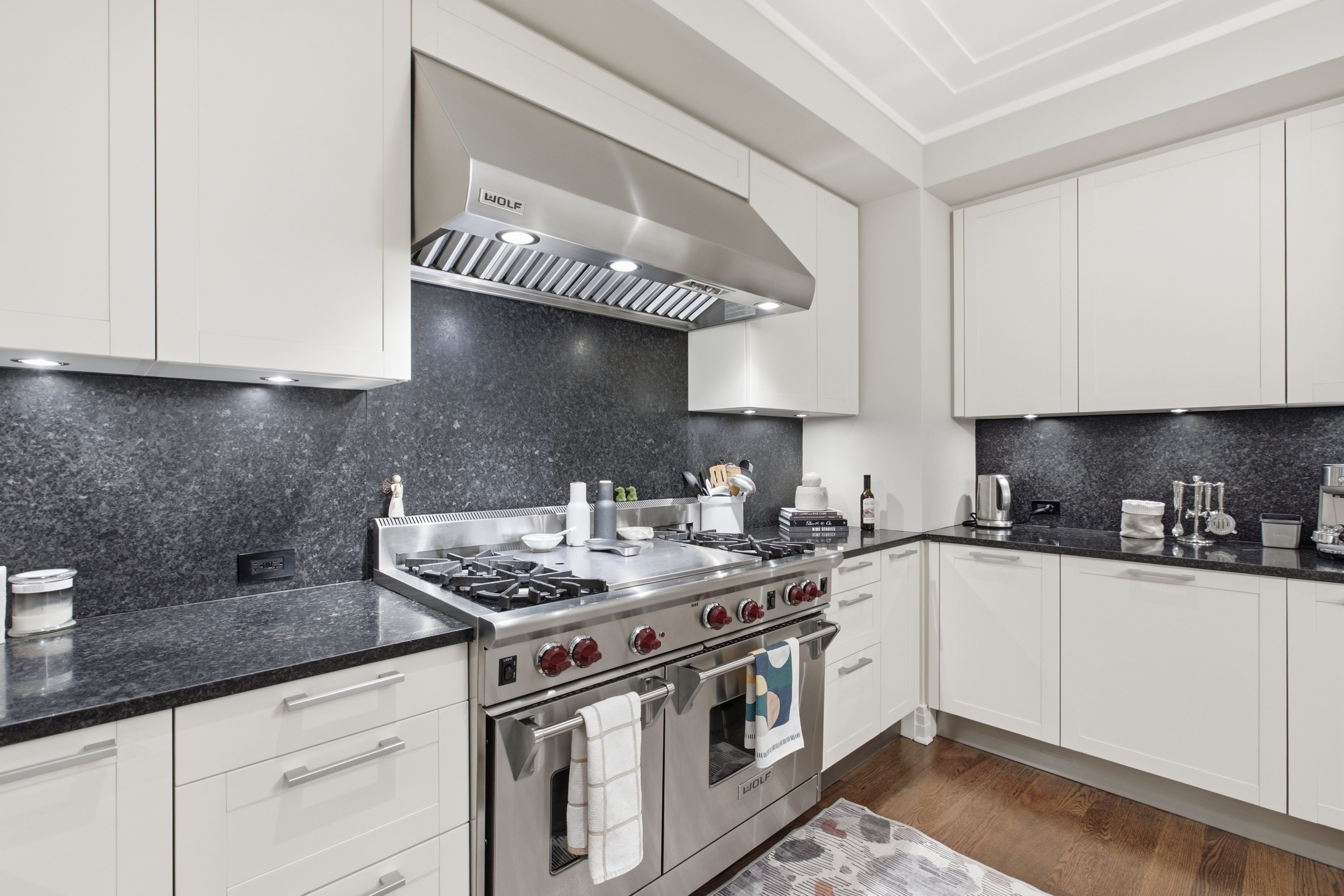  Outstanding, Three-bedroom Three and a Half Baths - 物件實景