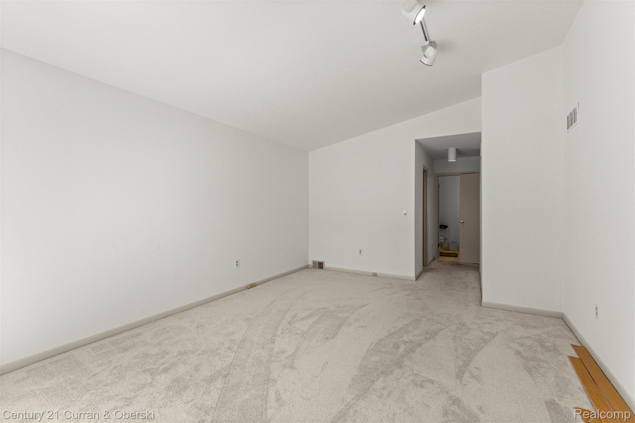 West Bloomfield Charter Township, Michigan, 48323, United States, 4 Bedrooms Bedrooms, ,4 BathroomsBathrooms,Residential,For Sale,1942642